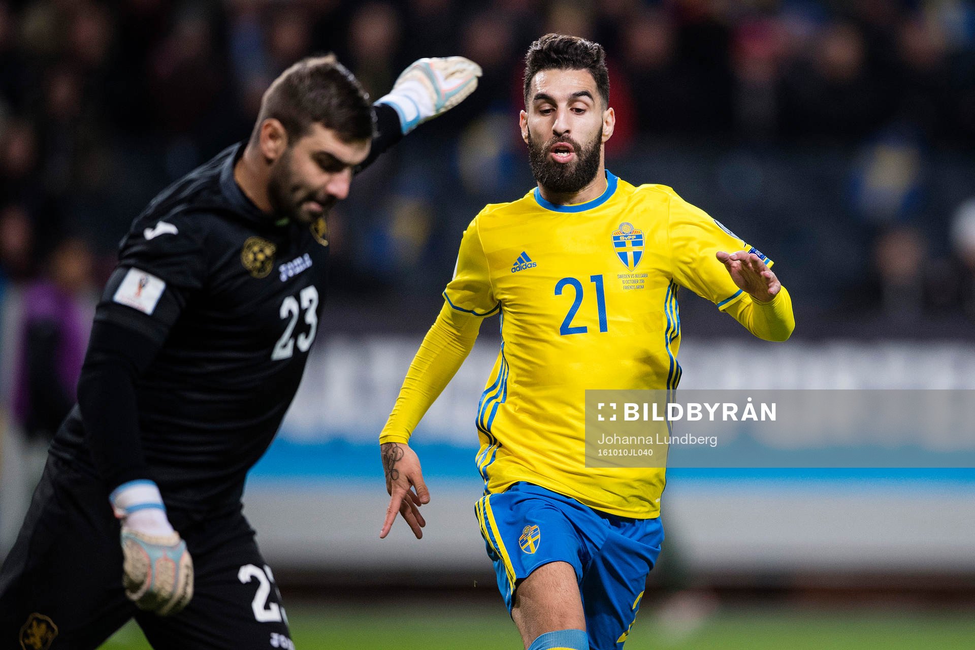 Sveriges Jimmy Durmaz utmanar Bulgariens målvakt Vladislav