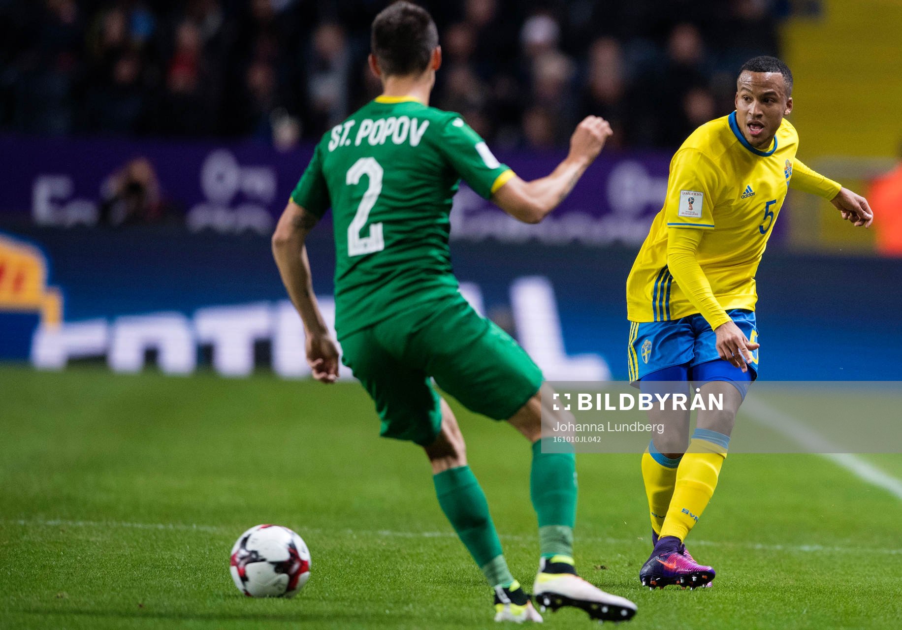 Sveriges Martin Olsson utmanar Bulgariens Strahil Popov under fotbollsmatchen i VM-kvalet mellan Sverige och Bulgarien den 10 oktober 2016 i Stockholm.