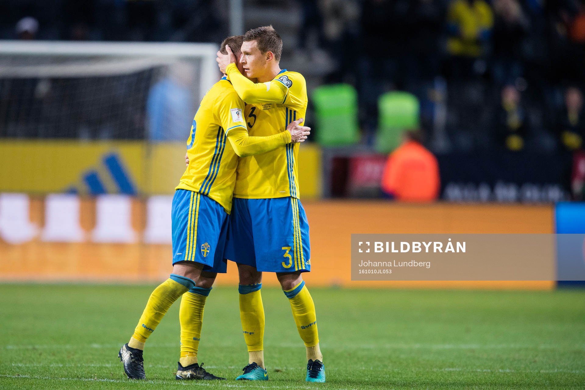 Sveriges Emil Krafth och Victor Nilsson Lindelöf kramar om