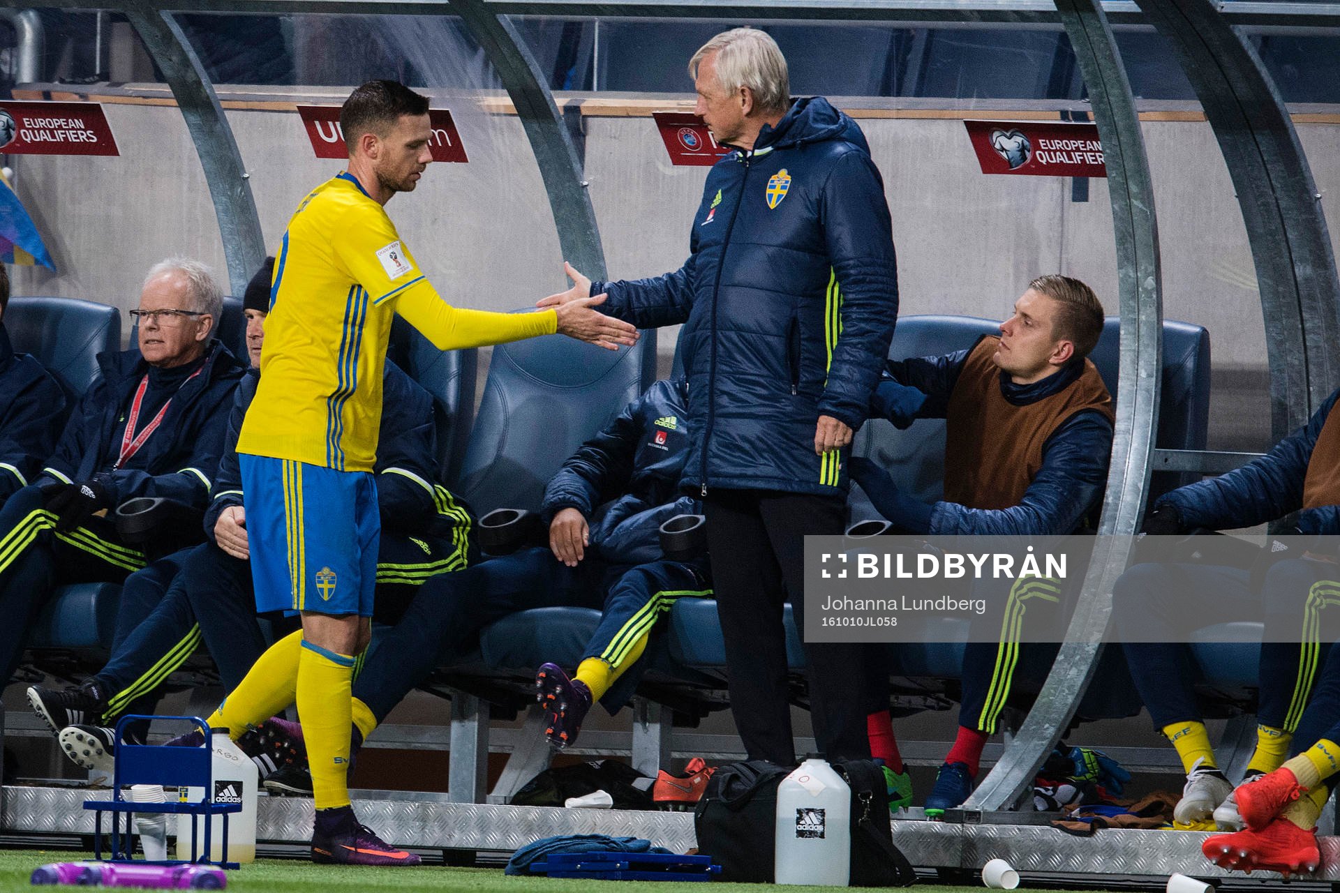 Sveriges Marcus Berg tackas av utav landslagschef Lars Richt