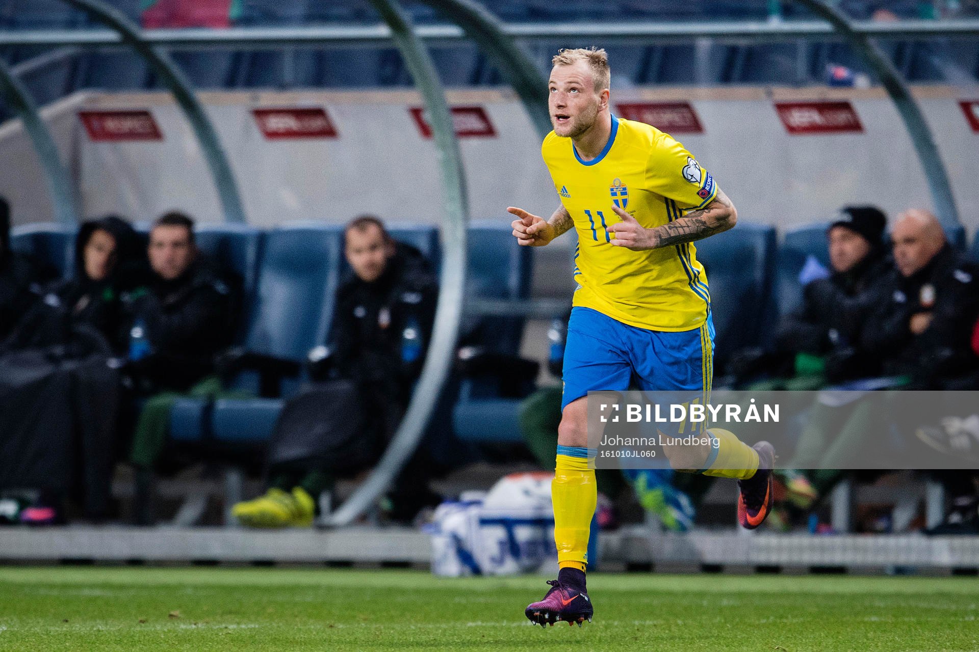 Sveriges John Guidetti tittar upp mot himlen