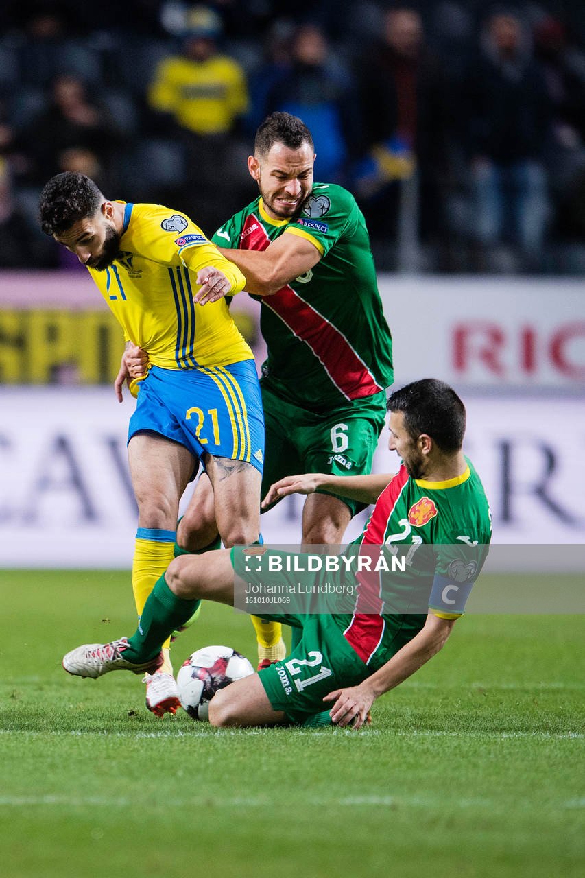 Bulgariens Simeon Slavchev och Svetoslav Dyakov försöker stoppa Sveriges Jimmy Durmaz under fotbollsmatchen i VM-kvalet mellan Sverige och Bulgarien den 10 oktober 2016 i Stockholm.