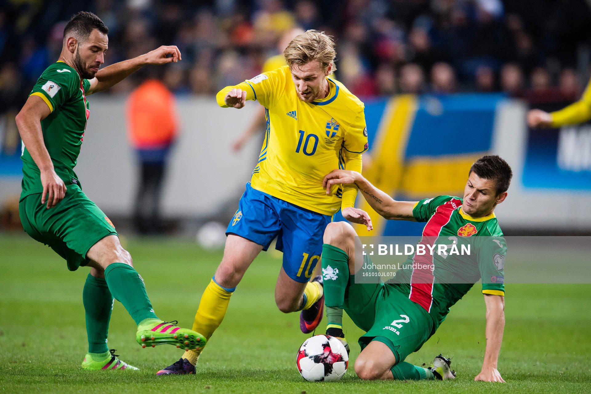 Sveriges Emil Forsberg stoppas av Bulgariens Strahil Popov