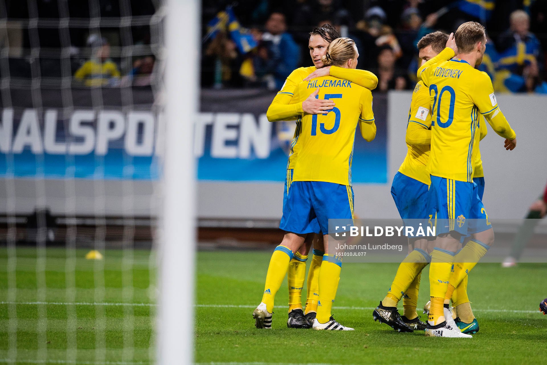 Sveriges Albin Ekdal kramar om Oscar Hiljemark efter att han har gjort 2-0 under fotbollsmatchen i VM-kvalet mellan Sverige och Bulgarien den 10 oktober 2016 i Stockholm.