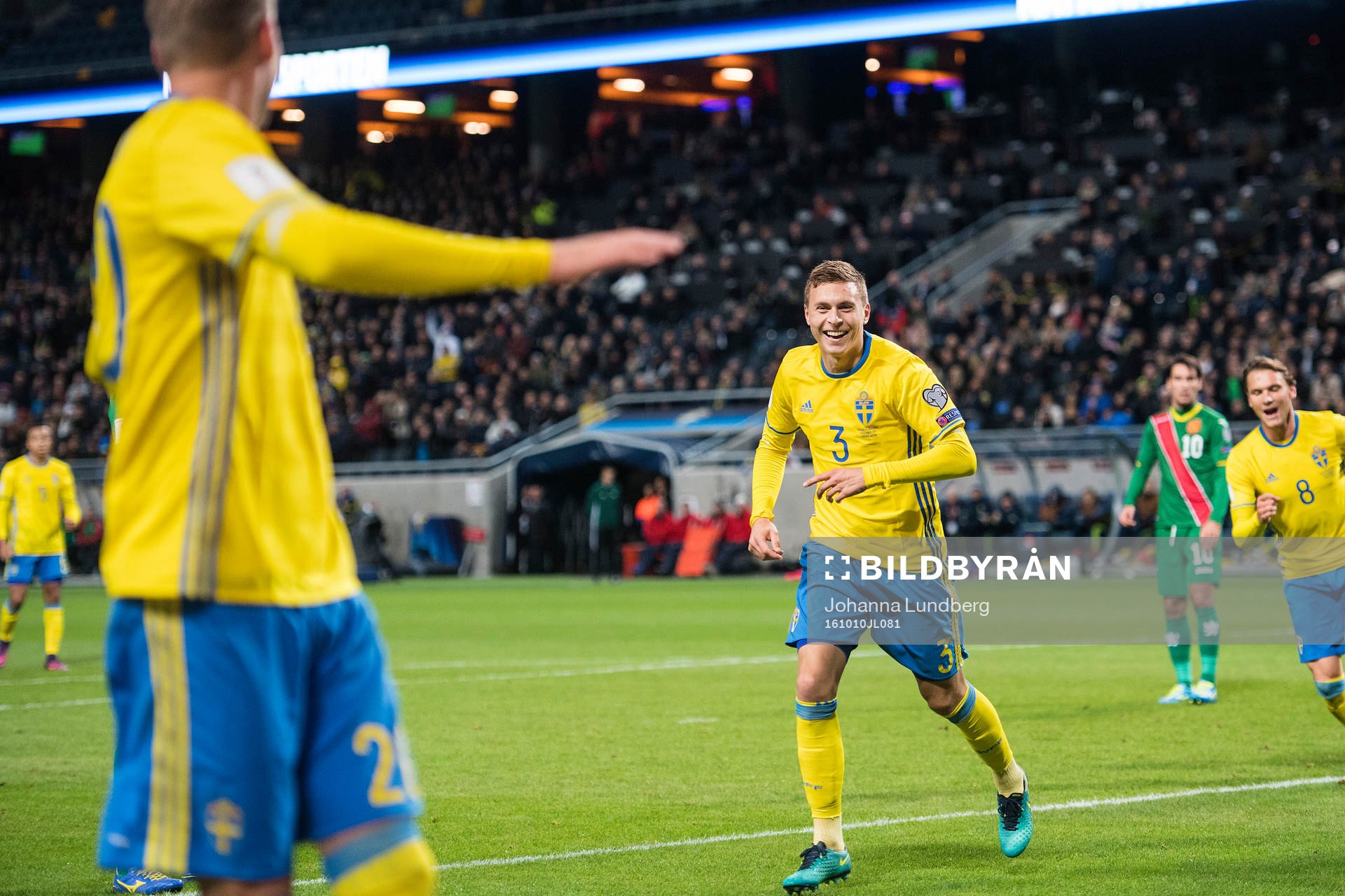 Sveriges Victor Nilsson Lindelöf jublar med Ola Toivonen