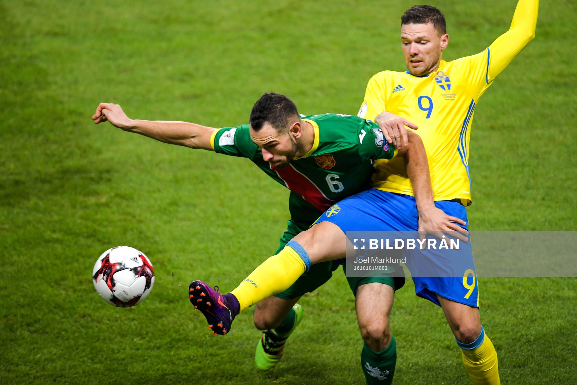 Bulgariens Simeon Slavchev och Sveriges Marcus Berg under fotbollsmatchen i VM-kvalet mellan Sverige och Bulgarien den 10 oktober 2016 i Stockholm.