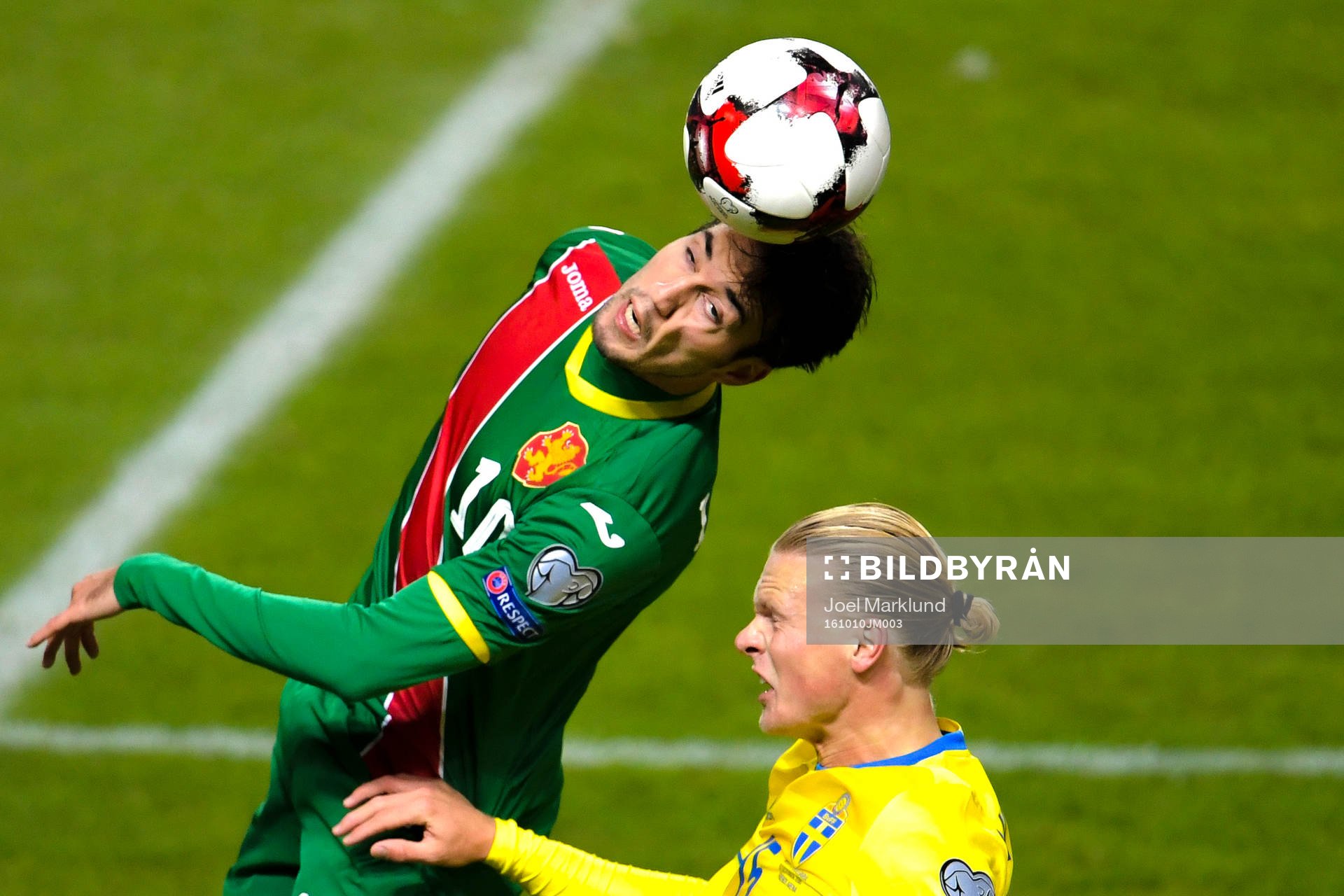 Bulgariens Ivelin Popov och Sveriges Oscar Hiljemark