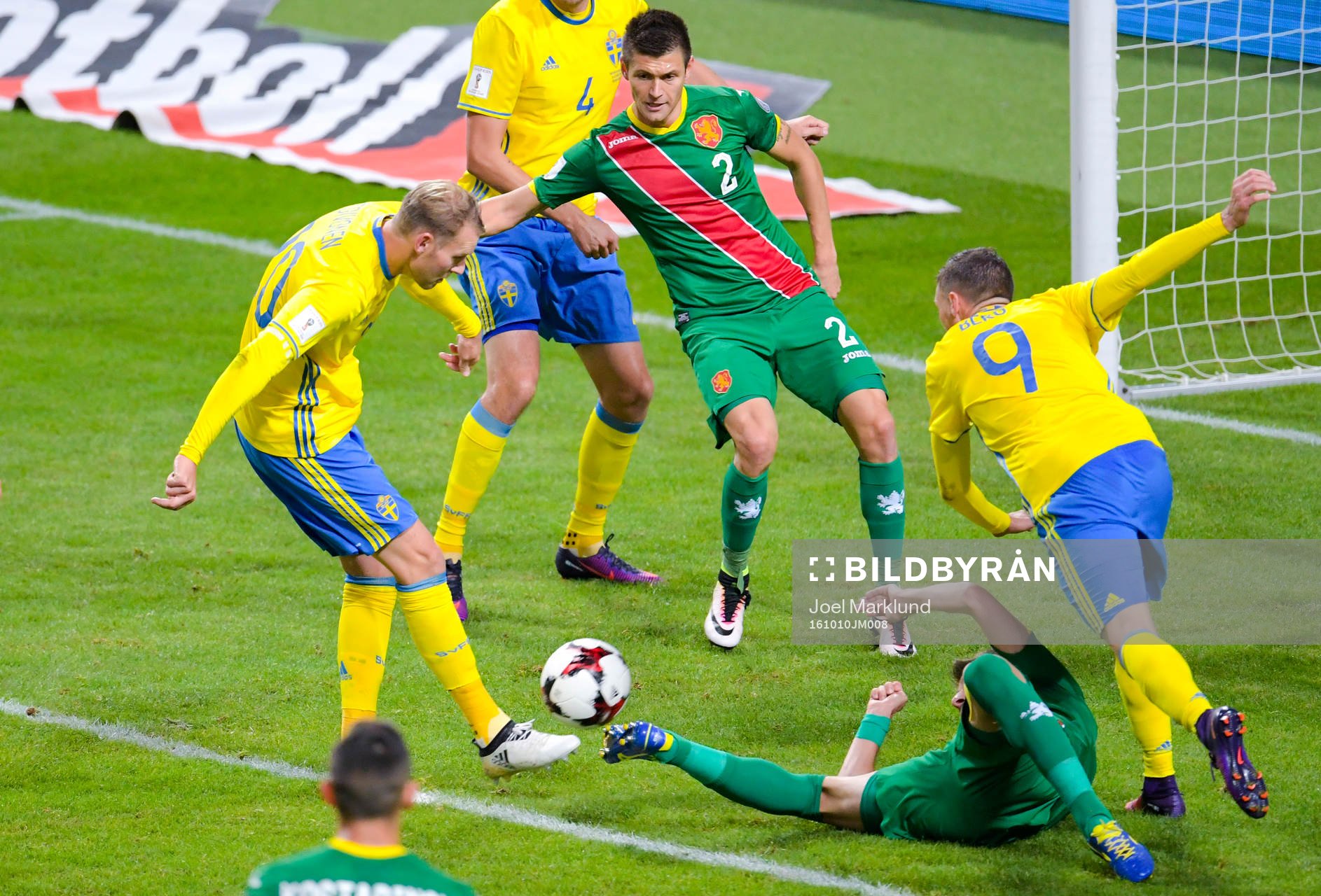 Sveriges Ola Toivonen gör 1-0