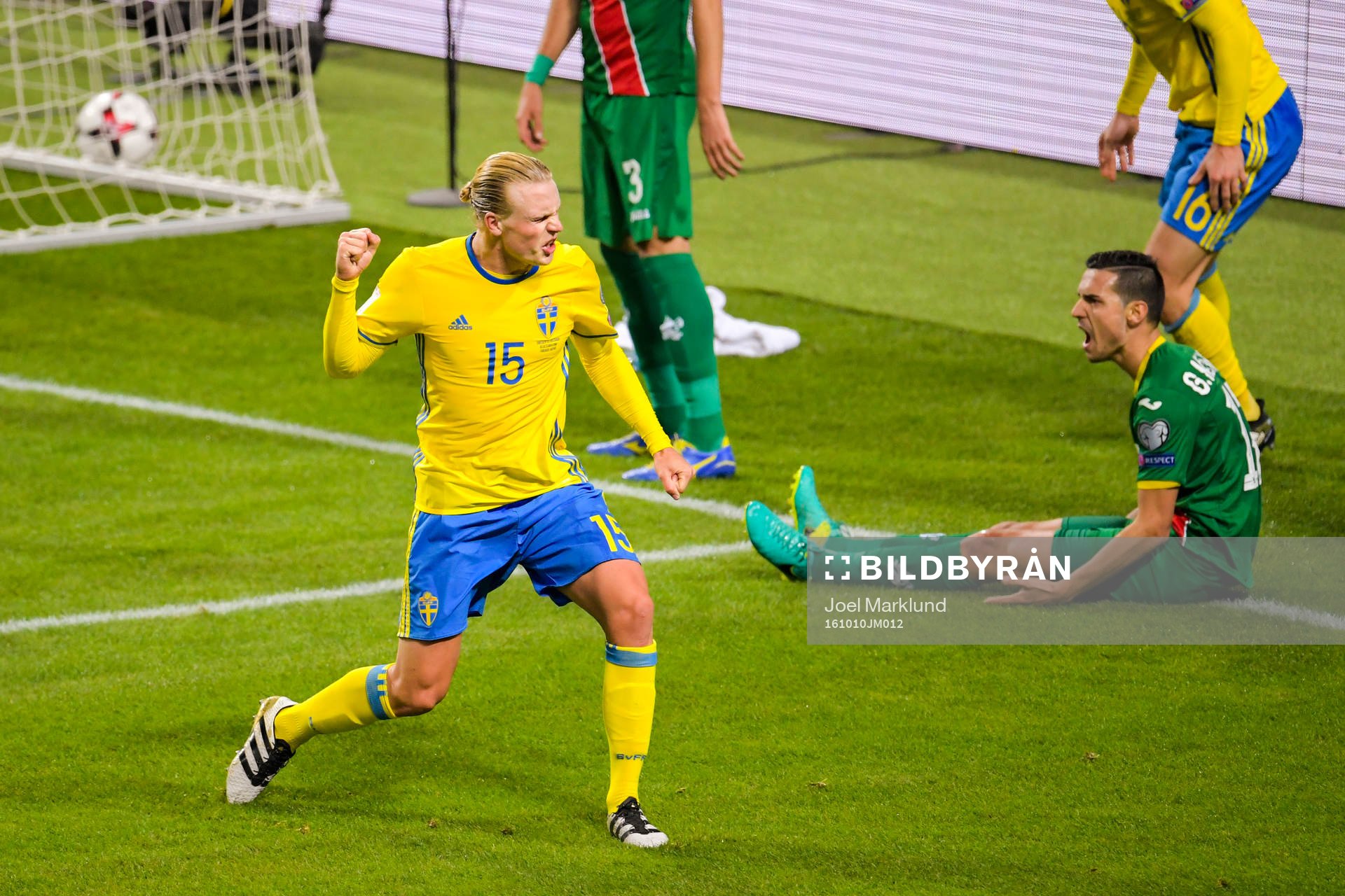 Sveriges Oscar Hiljemark jublar