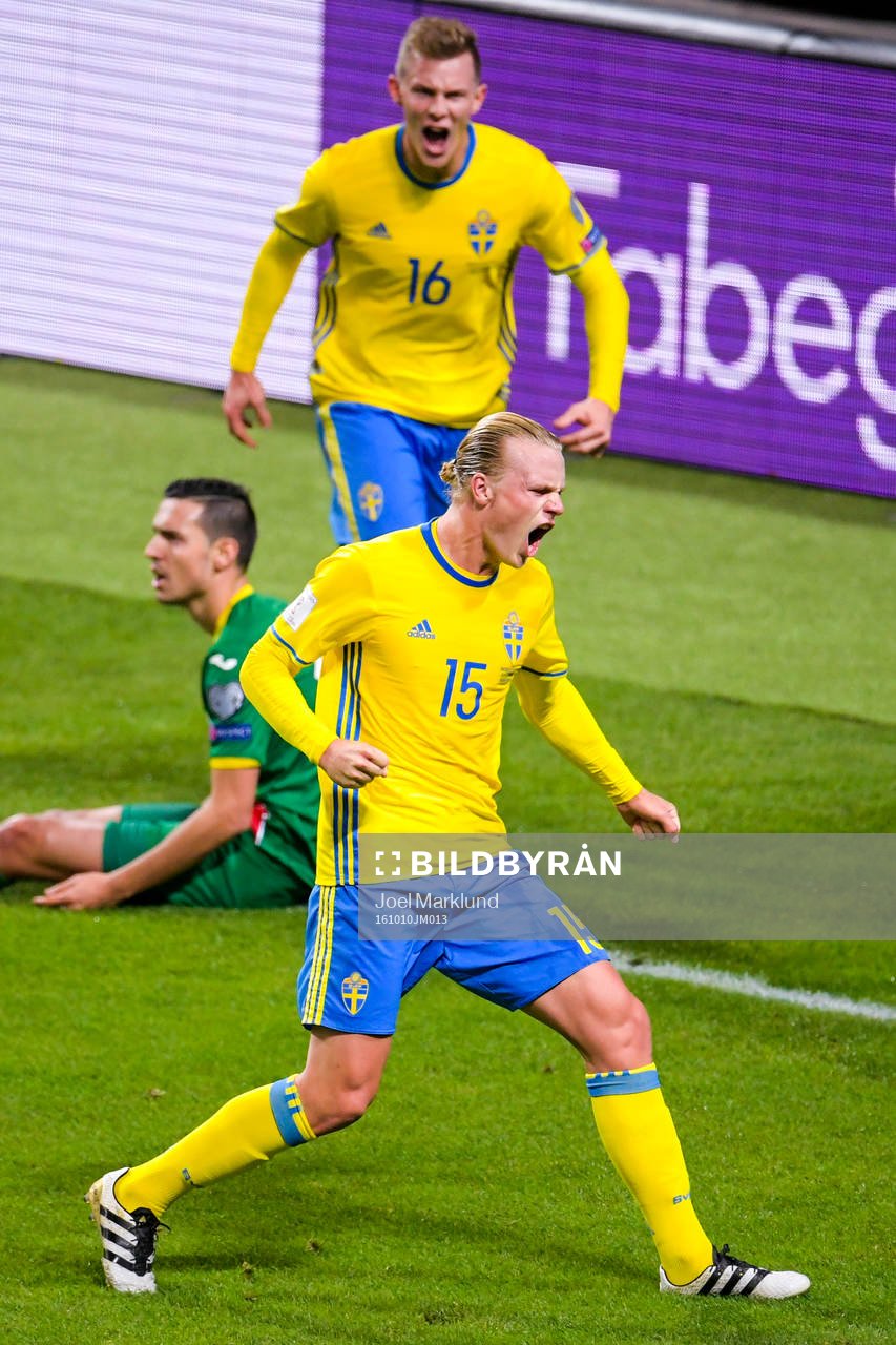 Sveriges Emil Krafth och Oscar Hiljemark jublar