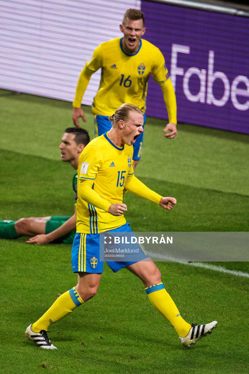Sveriges Emil Krafth och Oscar Hiljemark jublar
