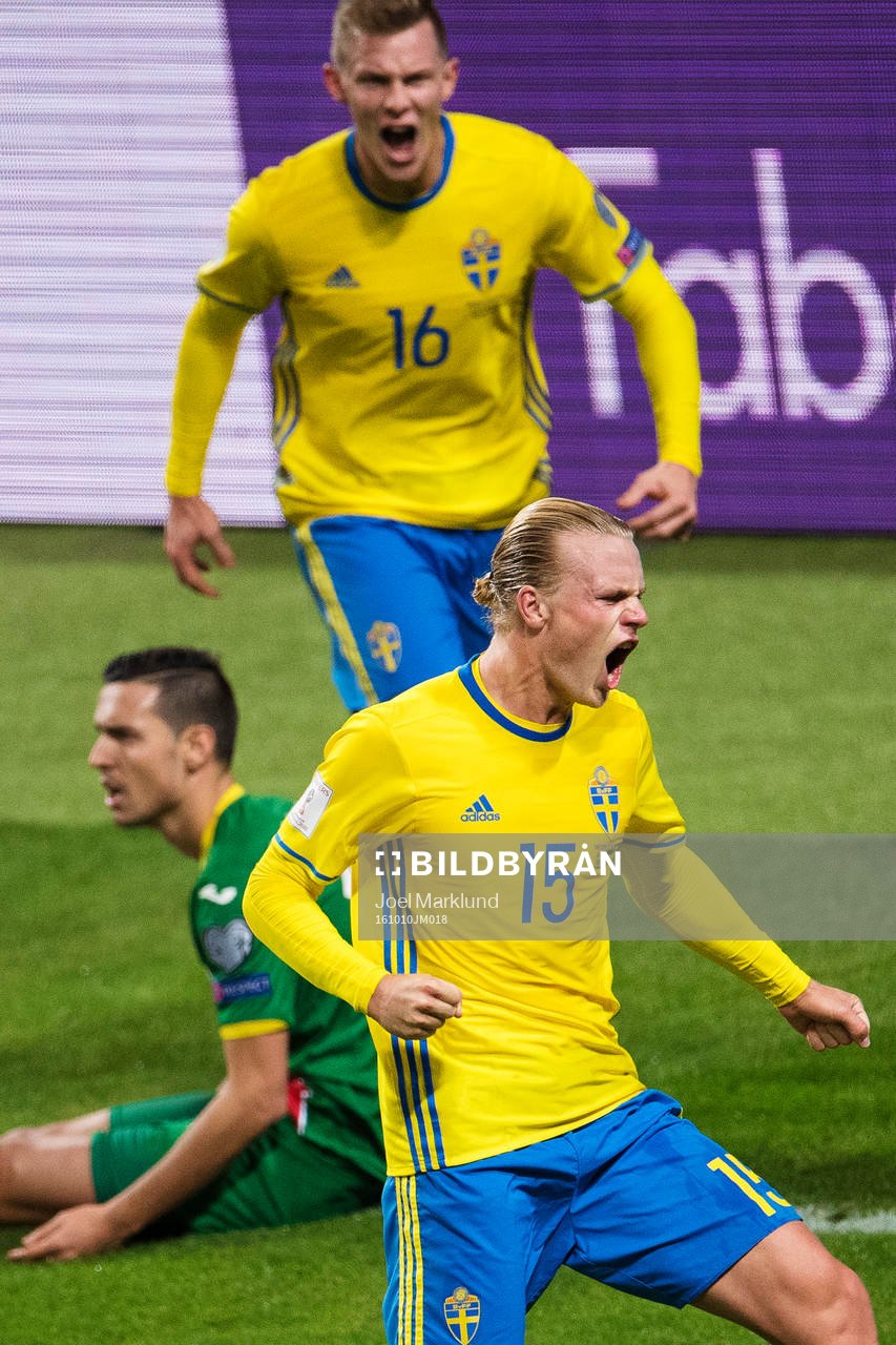 Sveriges Emil Krafth och Oscar Hiljemark jublar