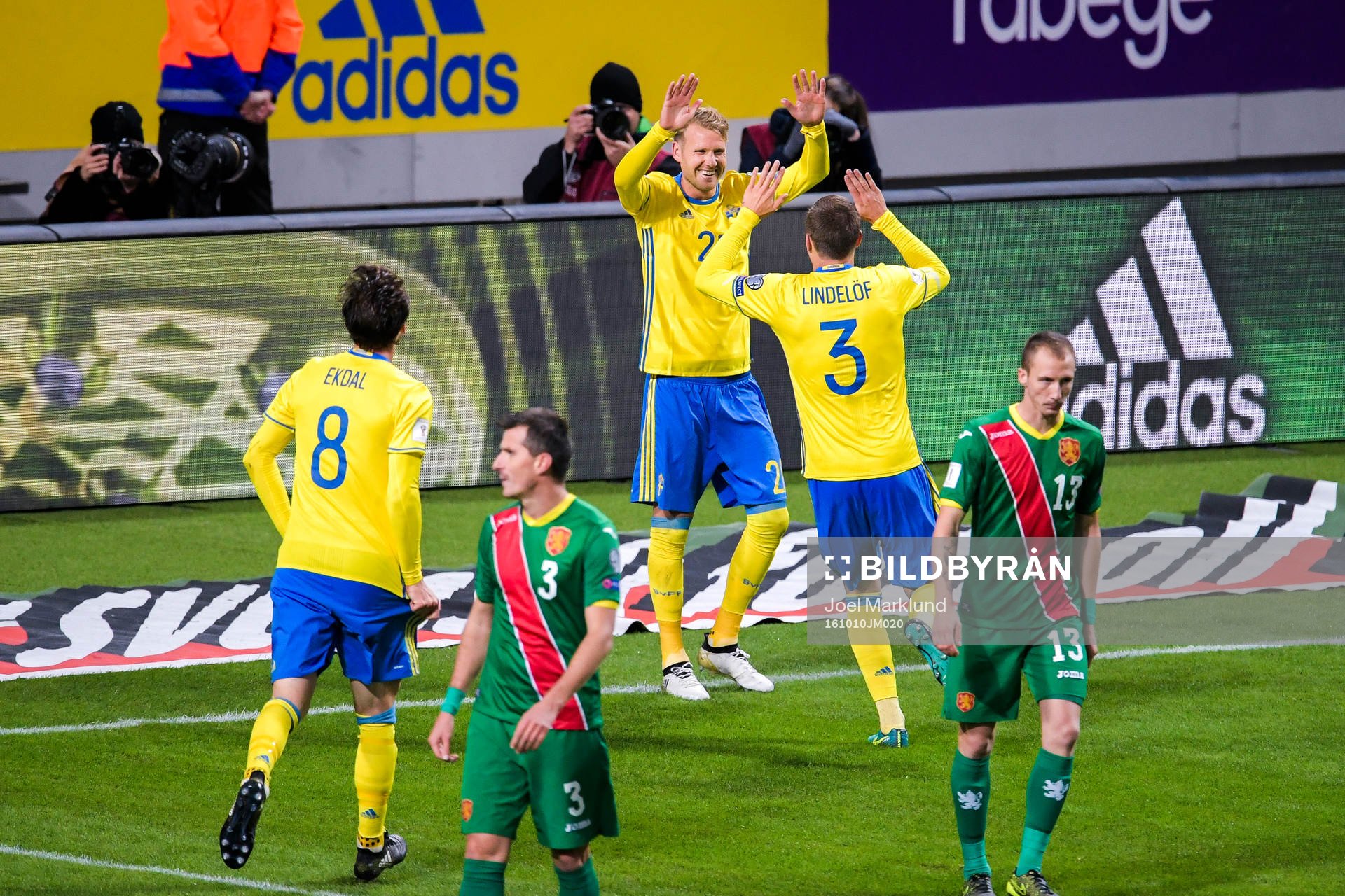 Sveriges Ola Toivonen och Albin Ekdal jublar