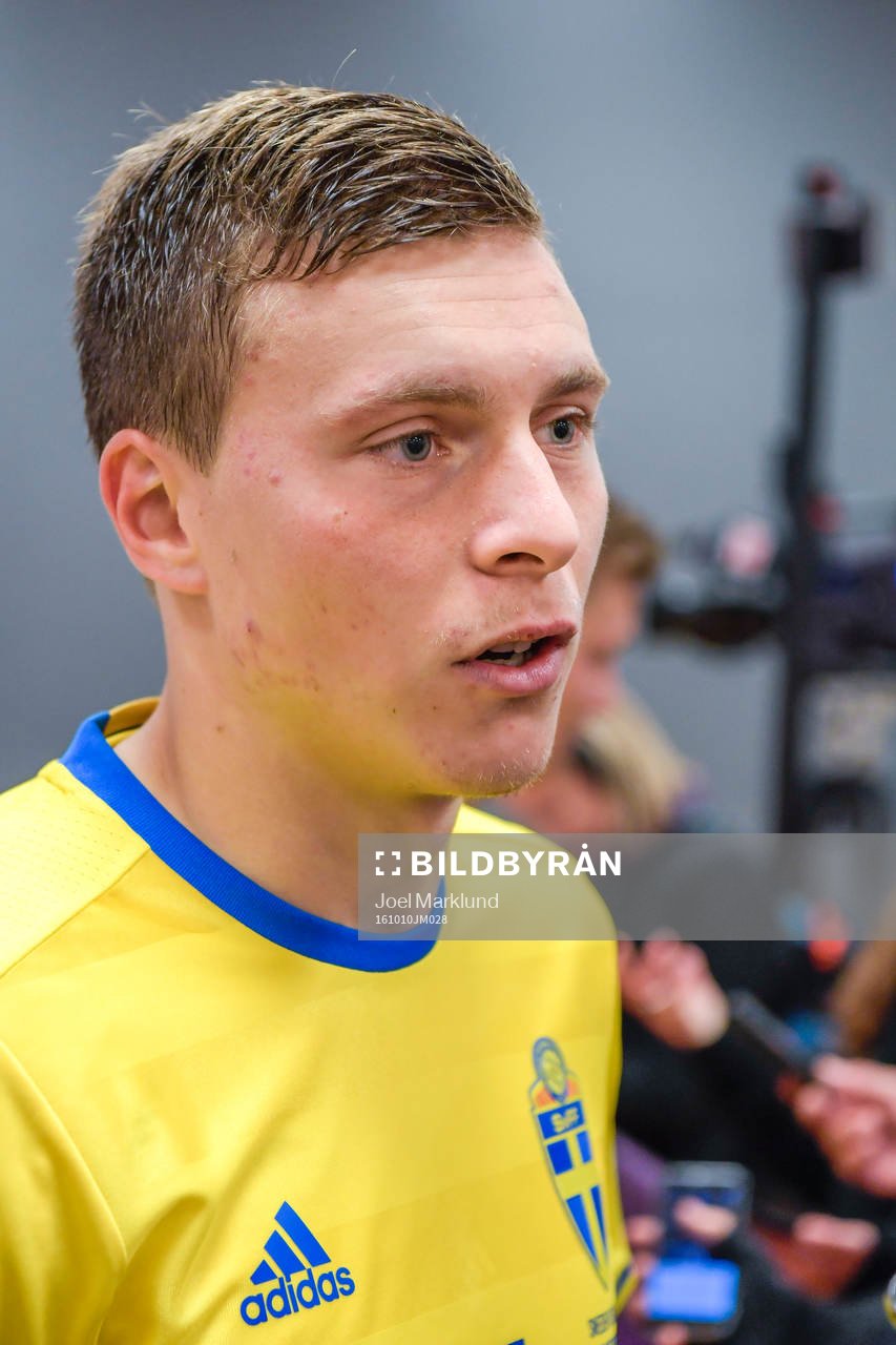 Sveriges Victor Nilsson Lindelöf i mixed zone