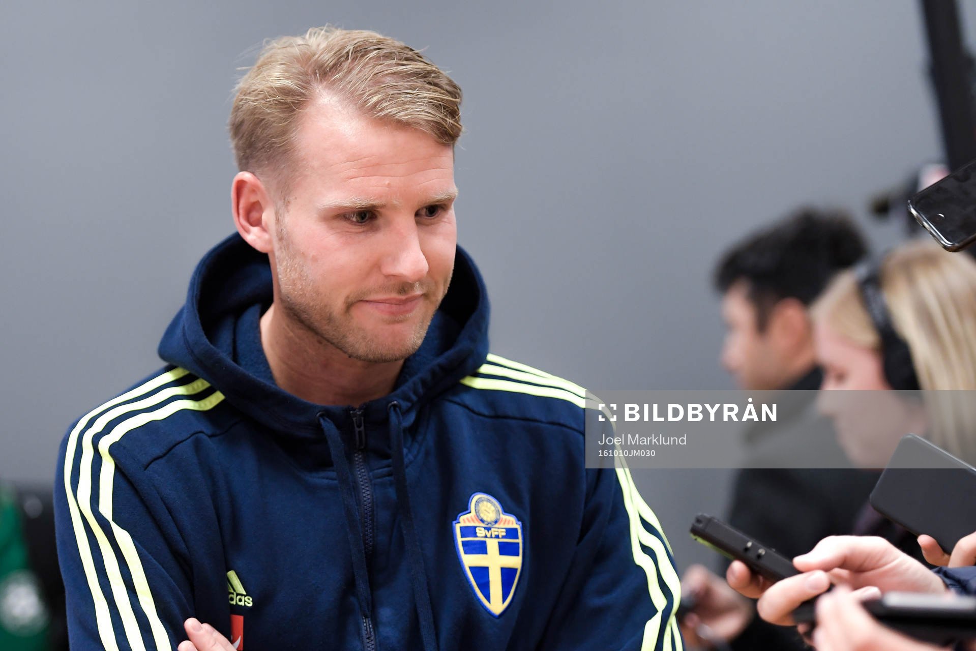 Sveriges Ola Toivonen i mixed zone