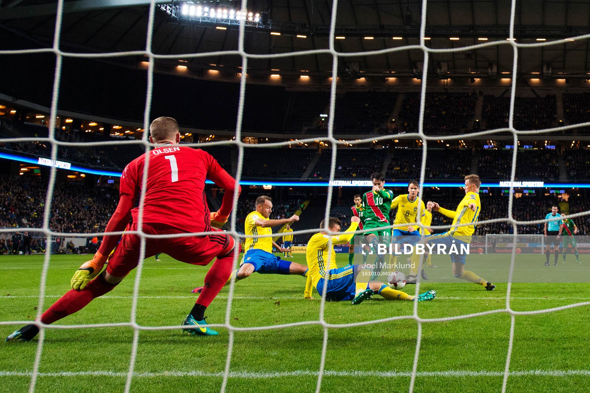 Sveriges målvakt Robin Olsen, Andreas Granqvist, Victor