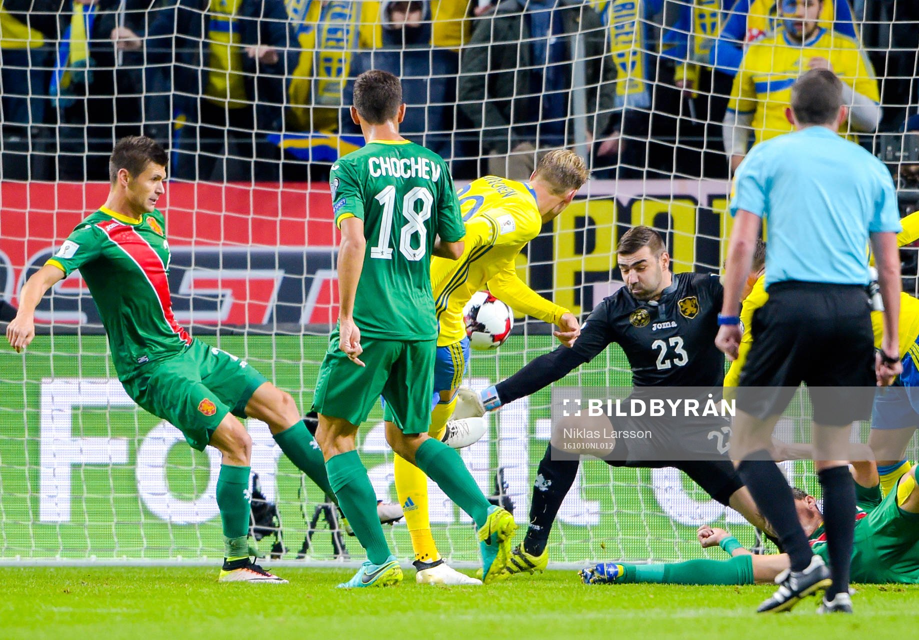 Sveriges Ola Toivonen gör 1-0 bakom Bulgariens målvakt