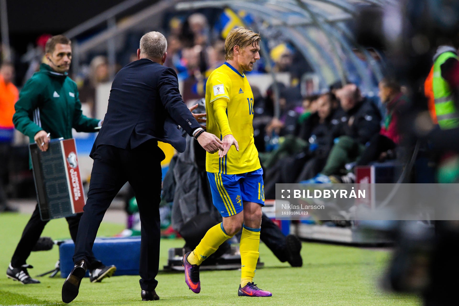 Sveriges Emil Forsberg deppar när han blir utbytt av