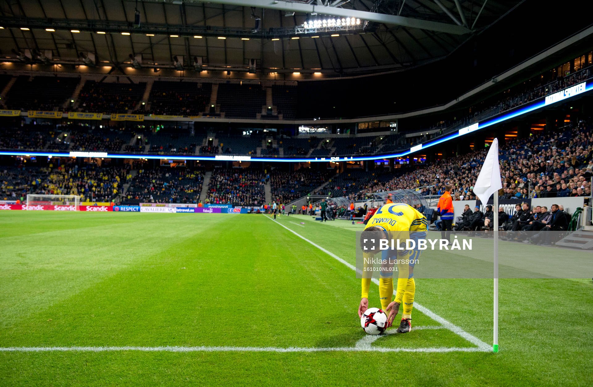 Sveriges Jimmy Durmaz gör sig redo för att slå en hörna