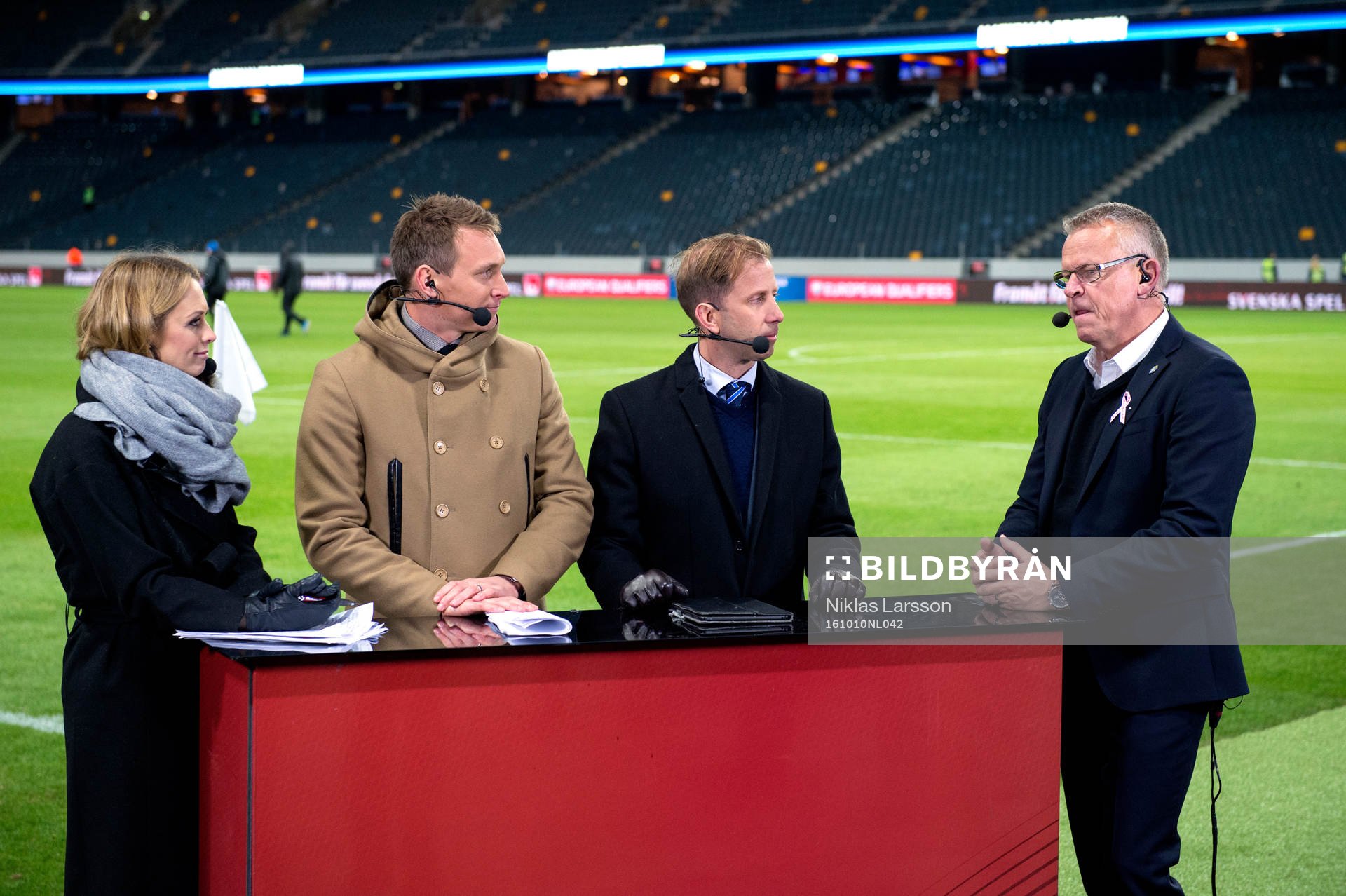 SBS Discoverys reporter Karin Frick, Simon Bank, Kim Källström och Janne Andersson efter fotbollsmatchen i VM-kvalet mellan Sverige och Bulgarien den 10 oktober 2016 i Stockholm.