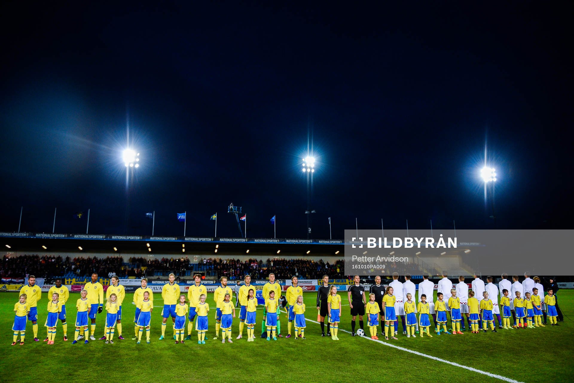 Sveriges och Kroatiens spelare före fotbollsmatchen i