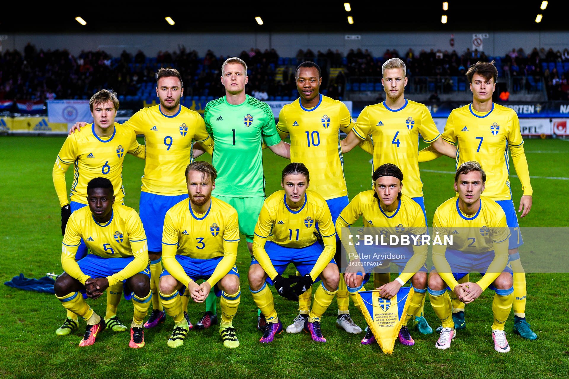 Sveriges Simon Tibbling  , Muamer Tankovic , målvakt Tim