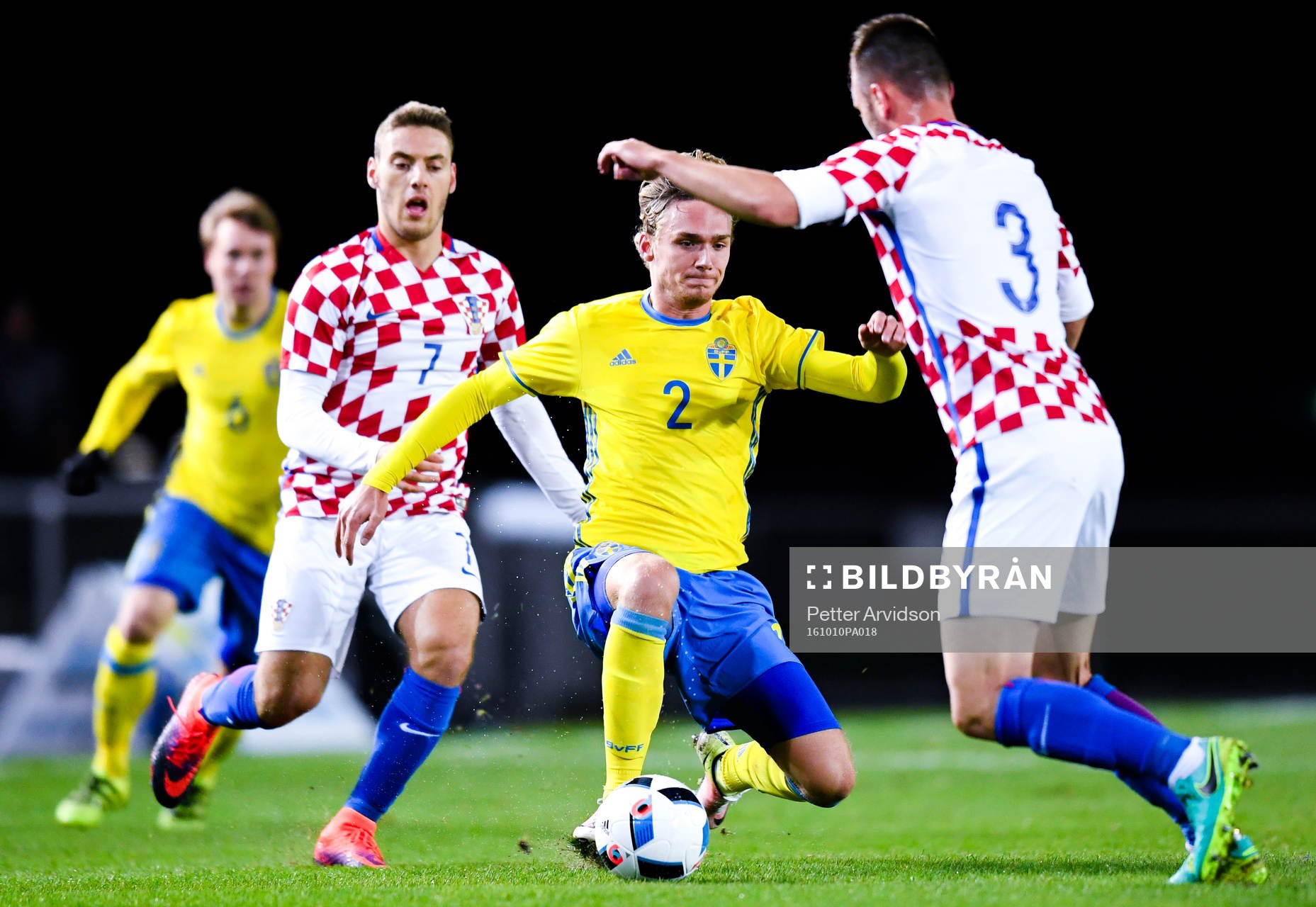Kroatiens Nikola Vlasic och Nikola Vlasic försvarar mot