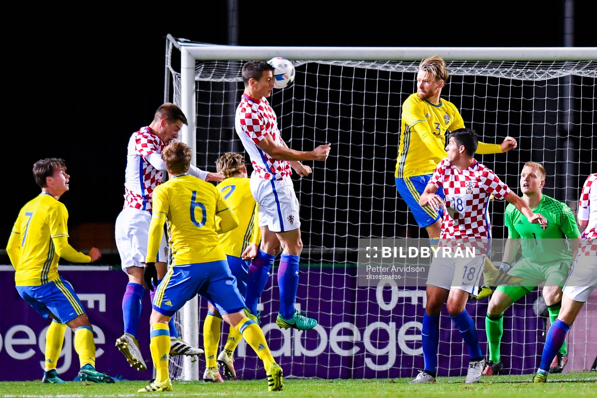 Kroatiens Filip Benkovic med målchans mot Sveriges