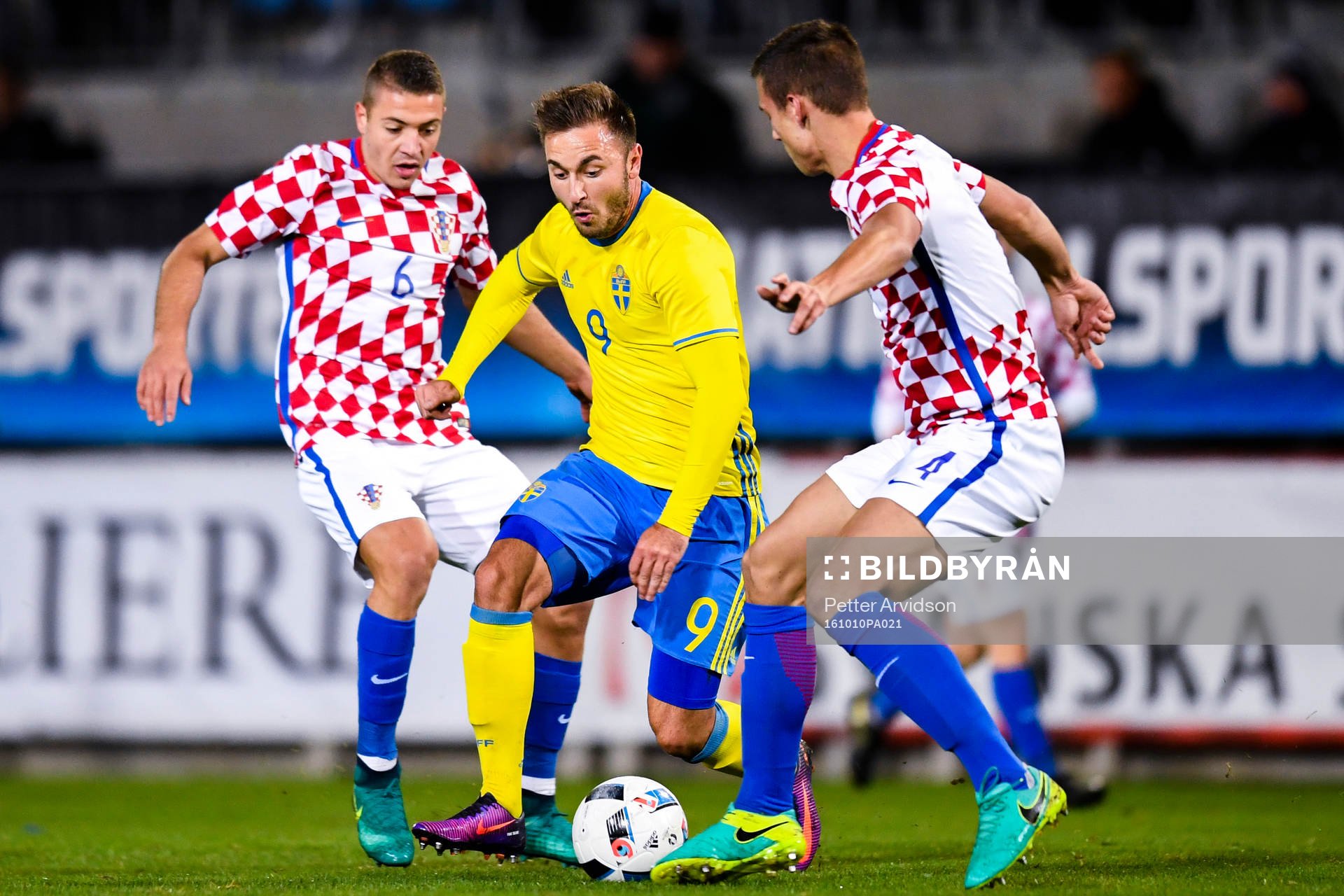 Kroatiens Josip Radosevic och Filip Benkovic försvarar mot