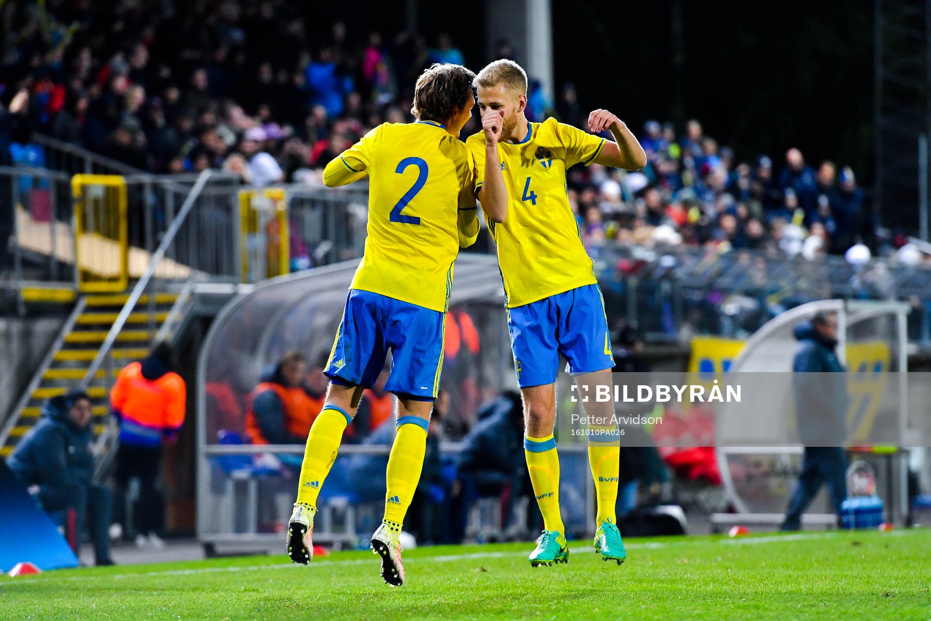 Sveriges Linus Wahlqvist och Filip Dagerstål jublar