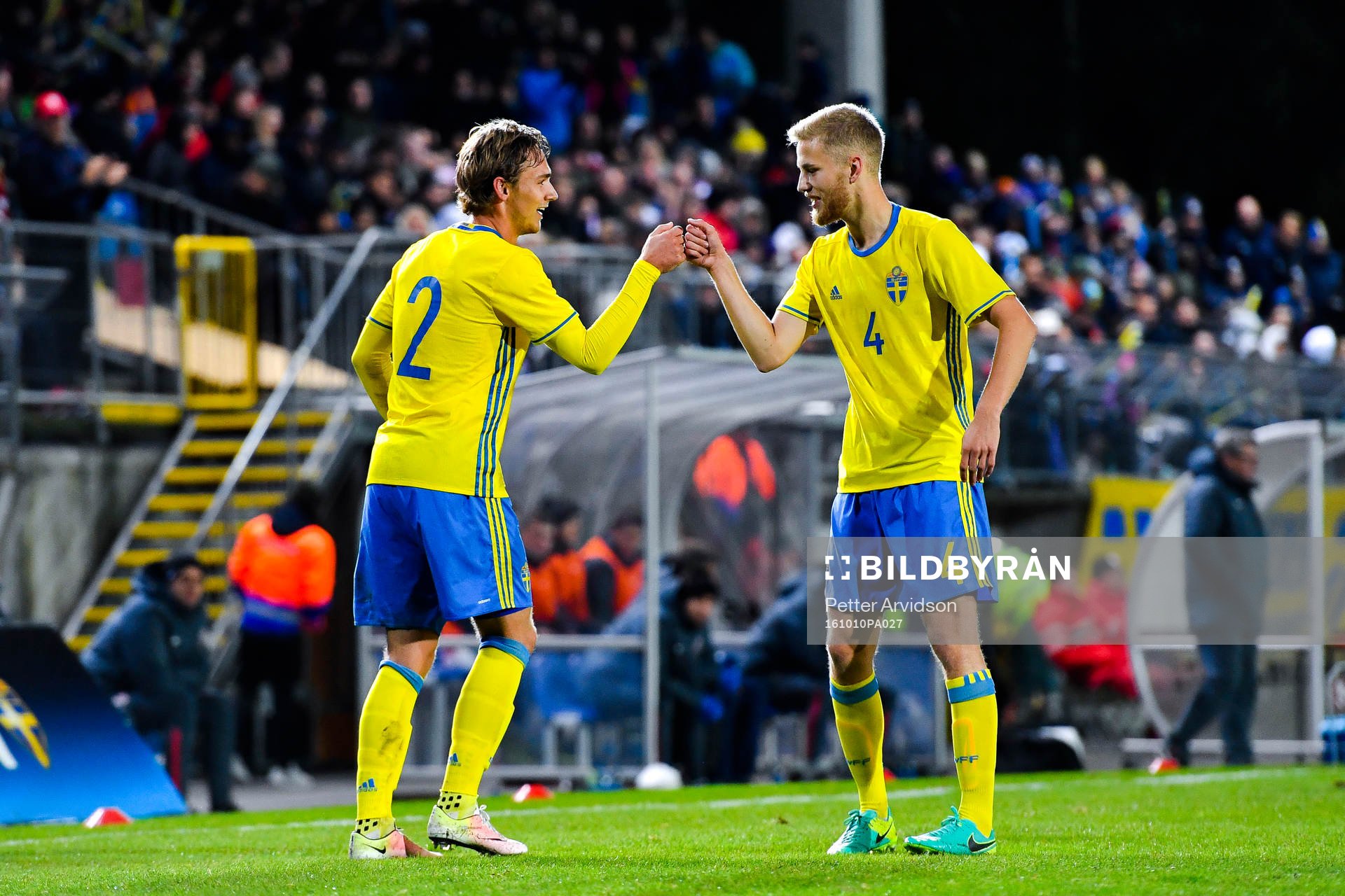 Sveriges Linus Wahlqvist och Filip Dagerstål jublar