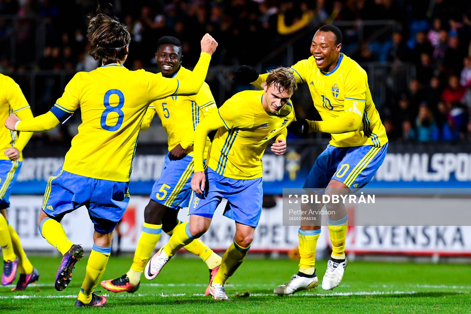 Sveriges Kristoffer Olsson och Carlos Strandberg  jublar