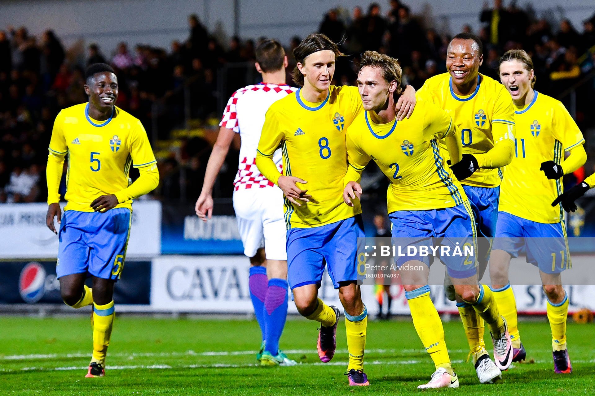 Sveriges Pa Konate , Kristoffer Olsson och Carlos Strandberg jublar efter 1-1av Linus Wahlqvist under fotbollsmatchen i kvalet till U21-EM mellan Sverige och Kroatien den 10 oktober 2016 i Trelleborg.