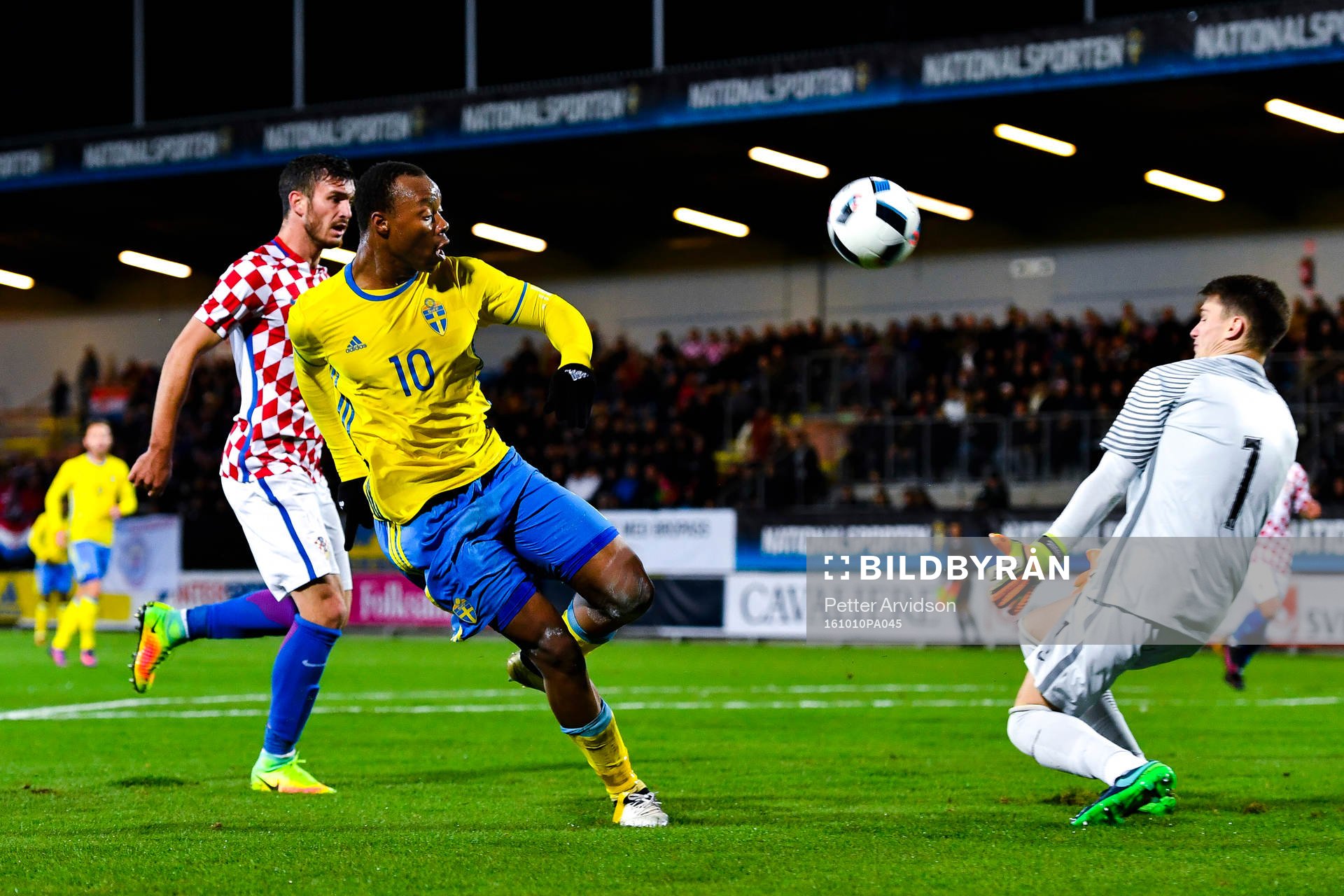 Sveriges Carlos Strandberg med målchans mot Kroatiens