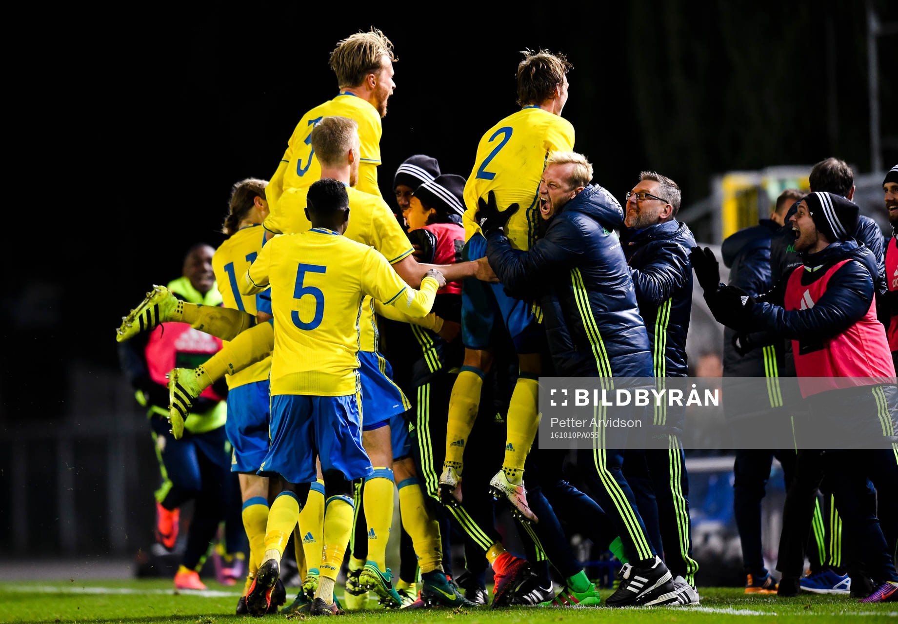 Sveriges spelare  jublar