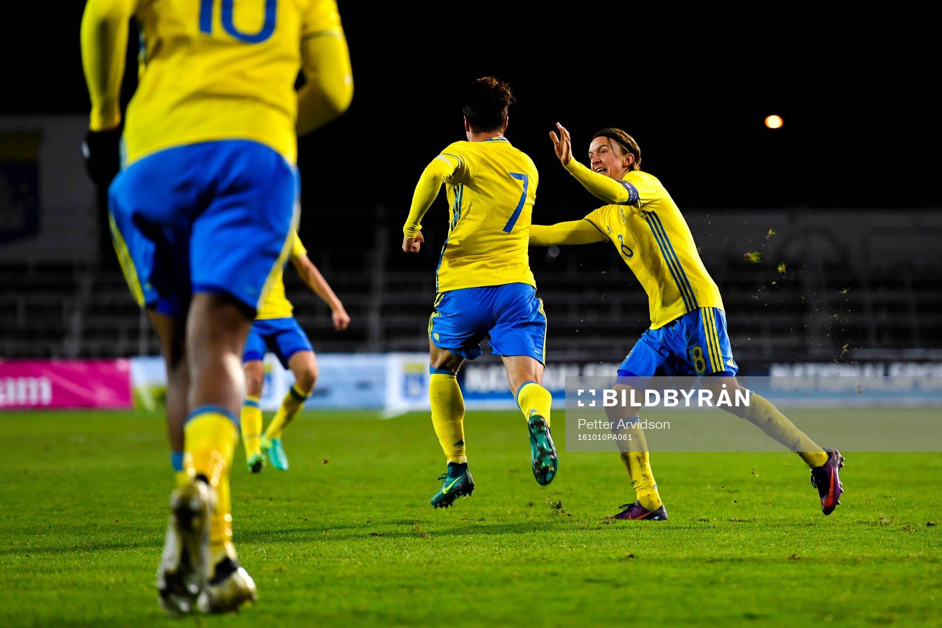 Sveriges Melker Hallberg  och Kristoffer Olsson jublar