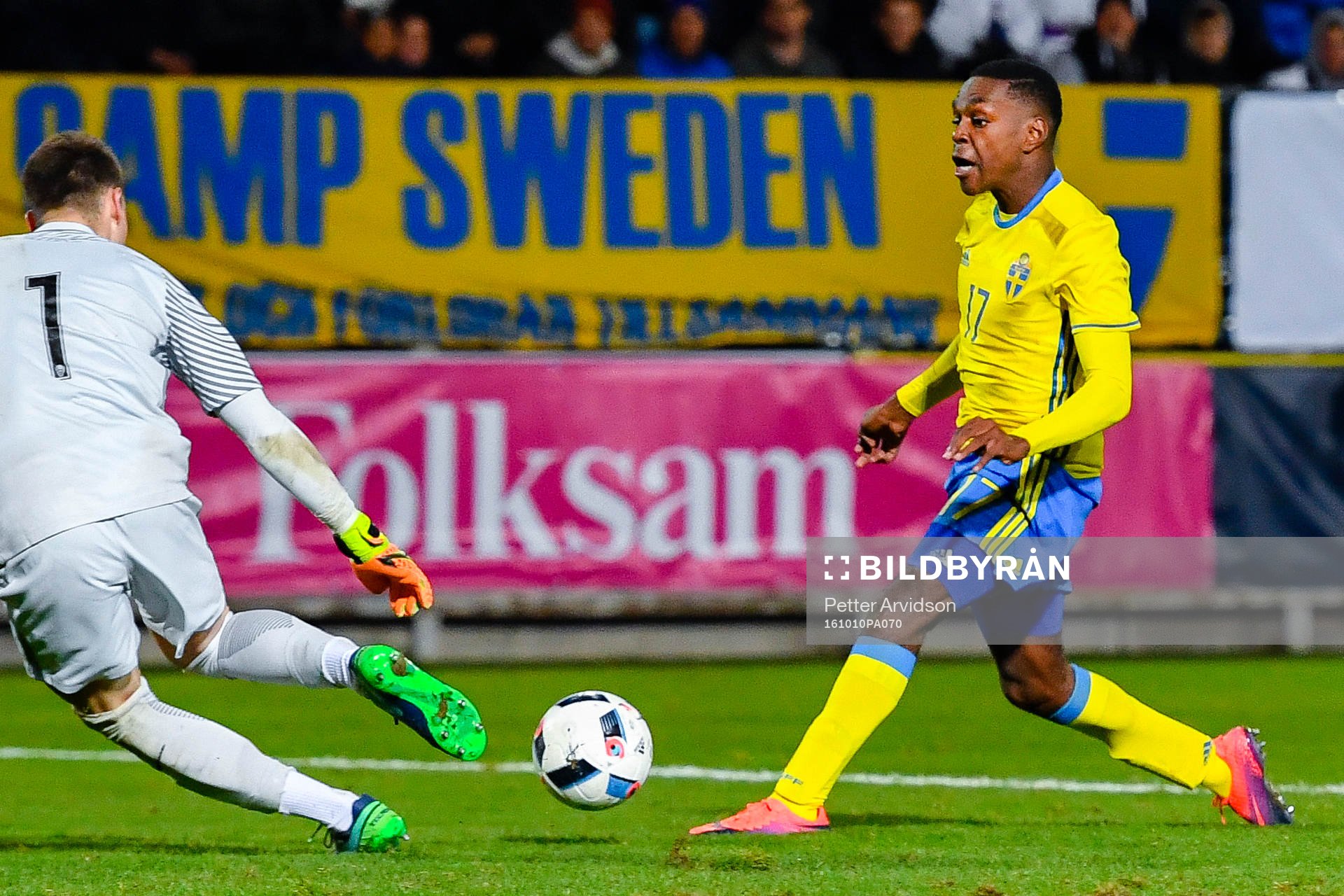 Sveriges Joel Asoro med målchans mot Kroatiens målvakt