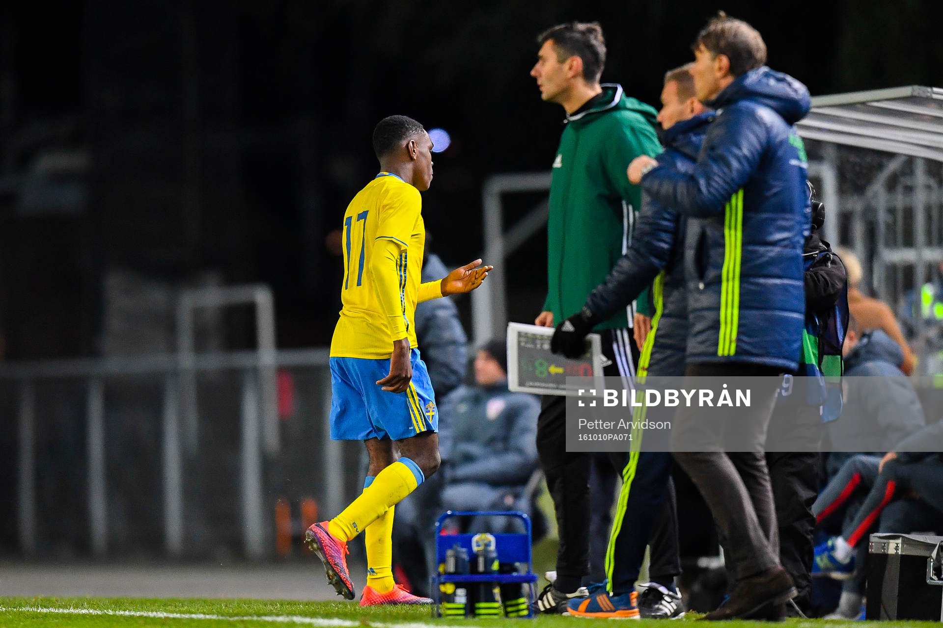 Sveriges Joel Asoro blir utvisad