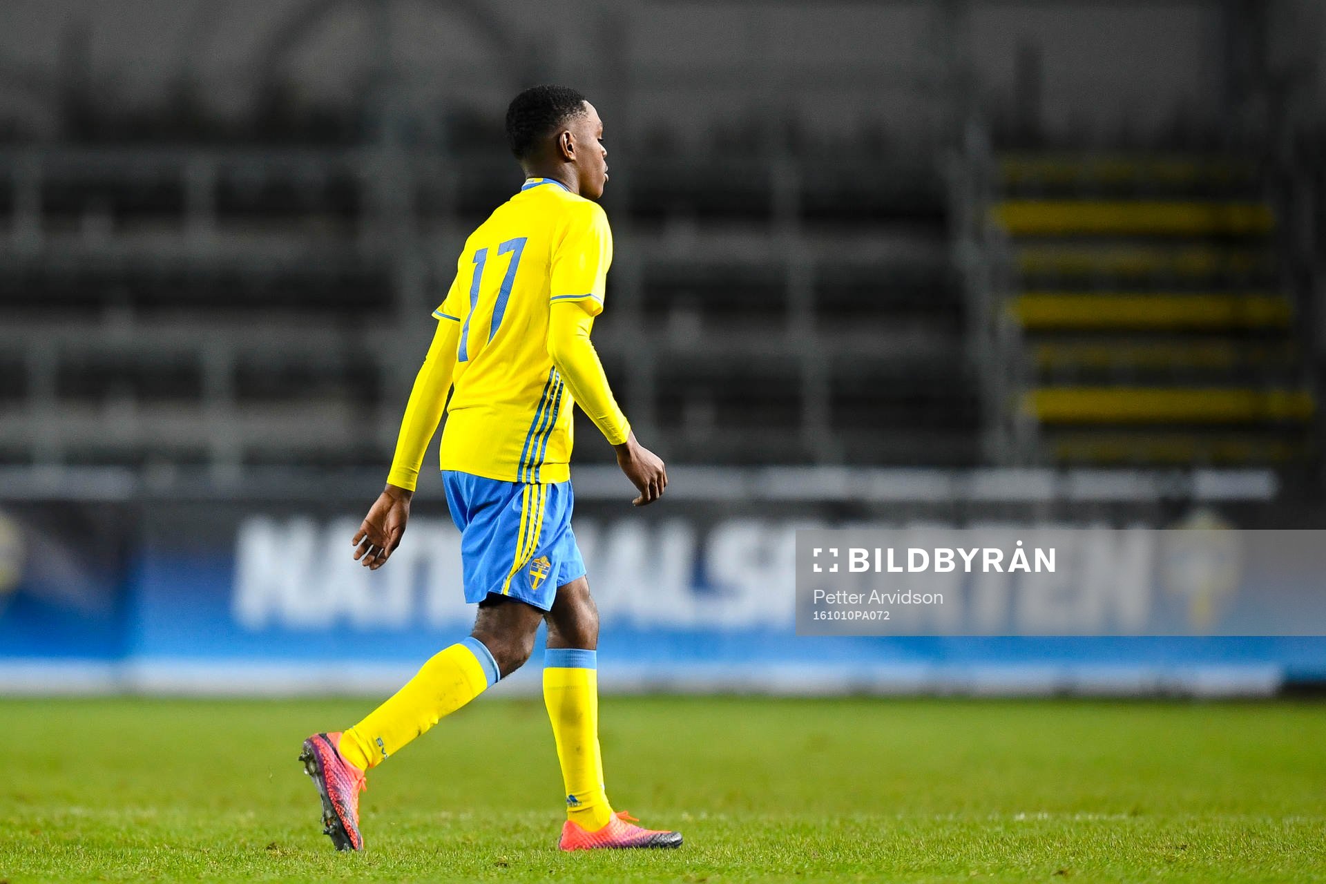 Sveriges Joel Asoro blir utvisad