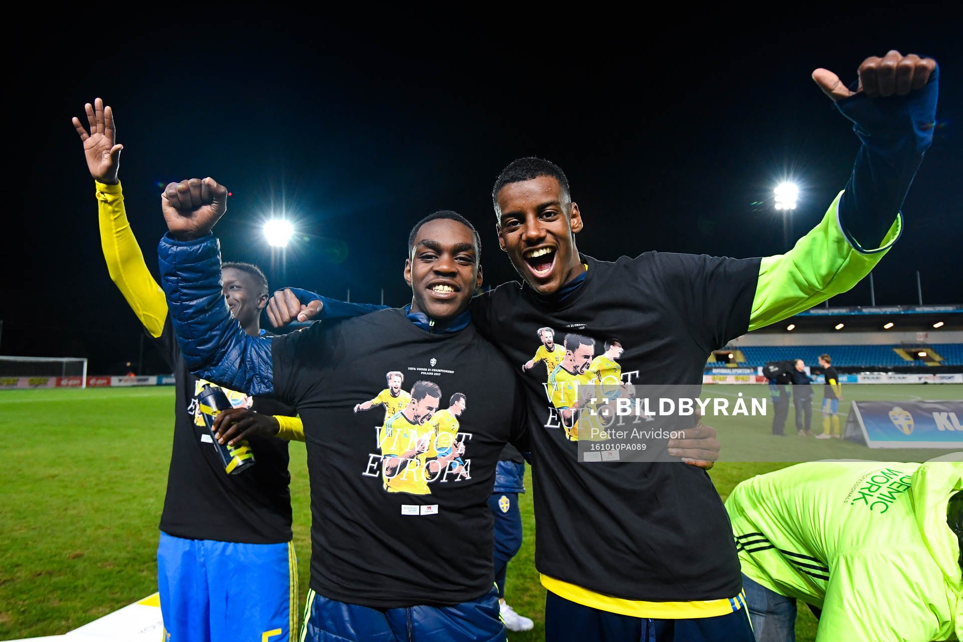 Sveriges Joel Asoro och Alexander Isak  jublar