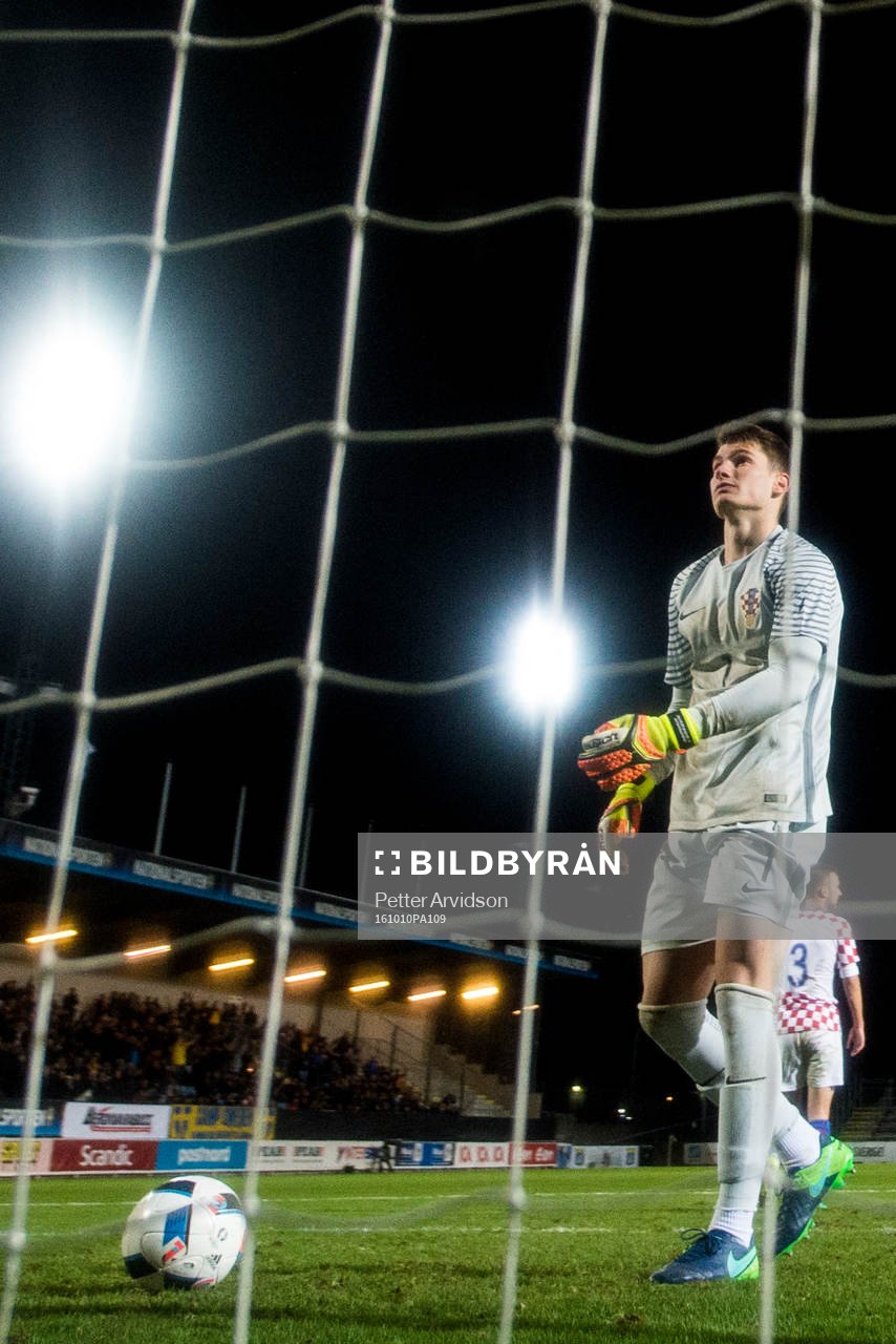 Kroatiens målvakt Dominik Livakovic deppar