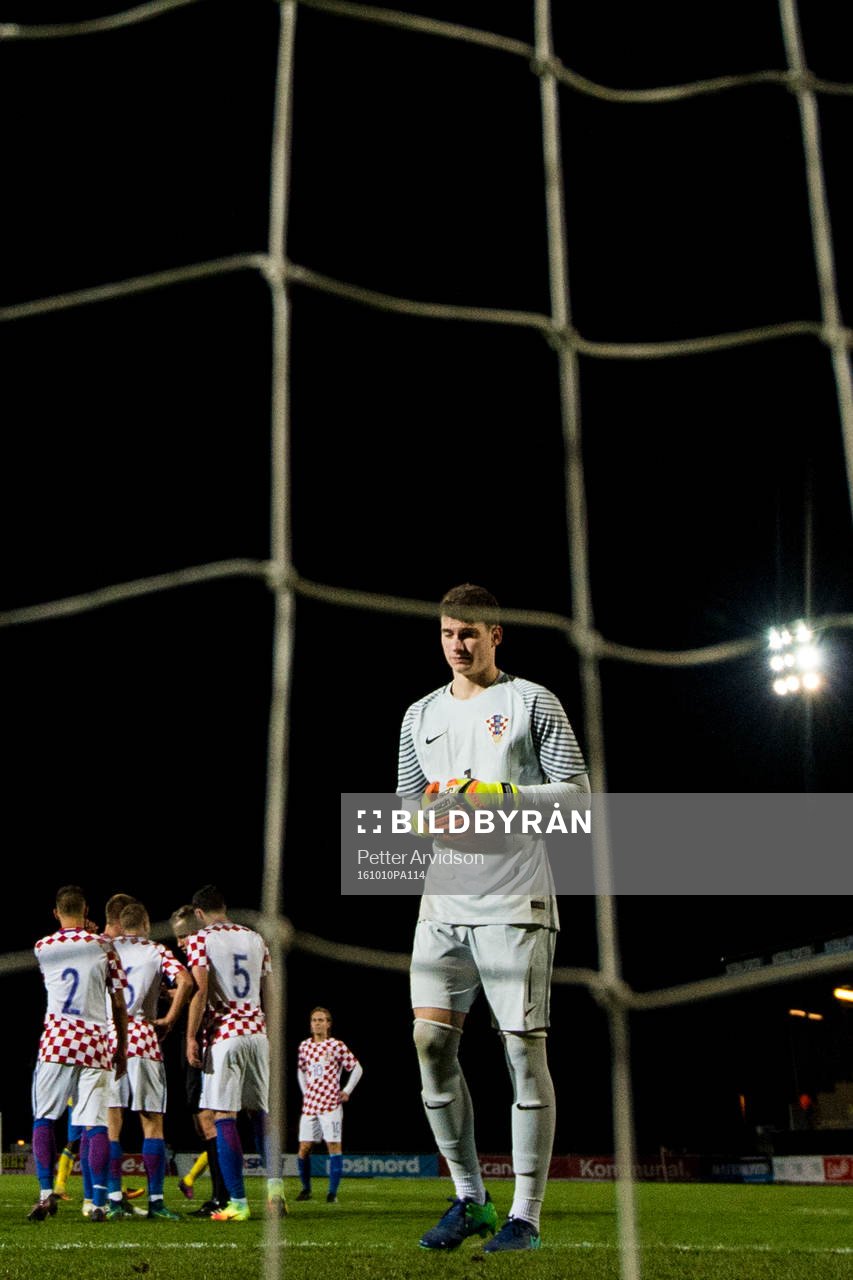 Kroatiens målvakt Dominik Livakovic deppar