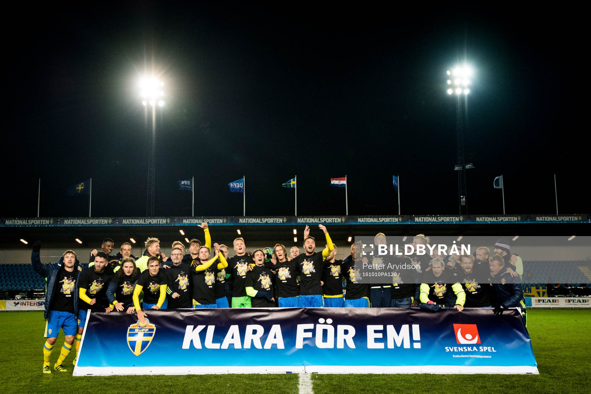 Sveriges spelare jublar framför en skylt klara för EM!