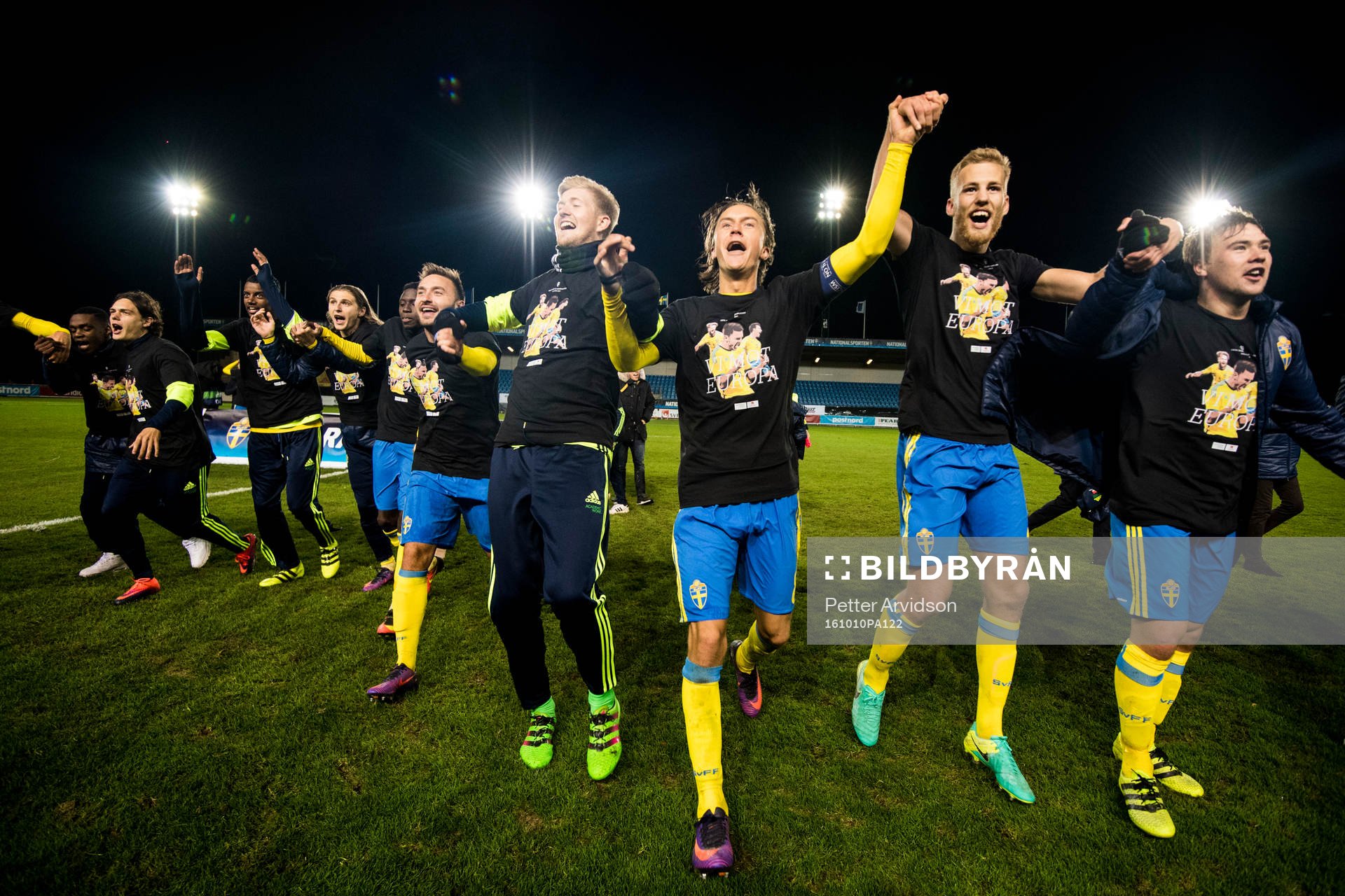 Sveriges Muamer Tankovic, målvakt Jesper Johansson,
