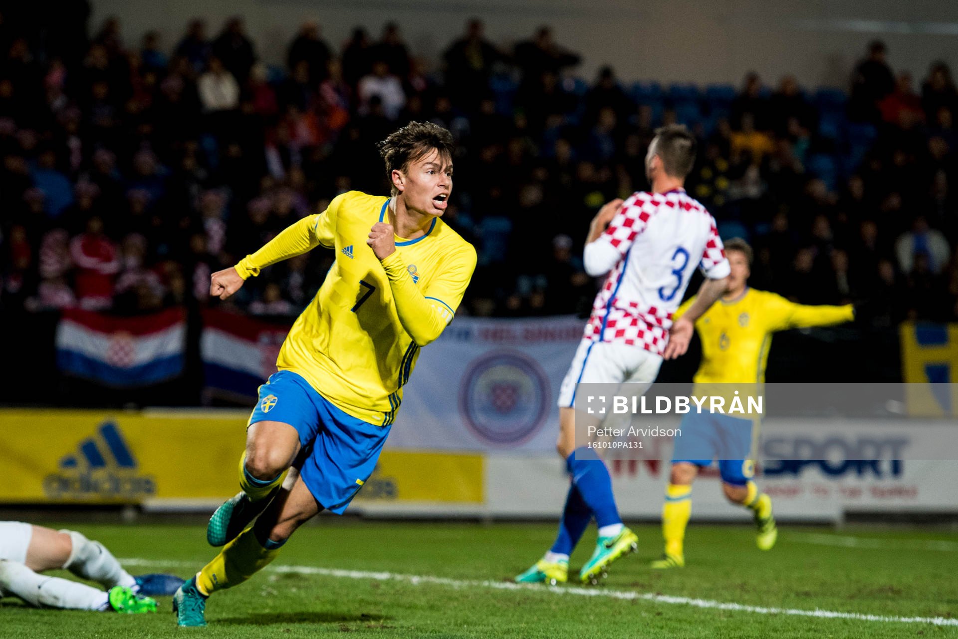 Sveriges Melker Hallberg jublar efter sitt 3-1 mål under fotbollsmatchen i kvalet till U21-EM mellan Sverige och Kroatien den 10 oktober 2016 i Trelleborg.
