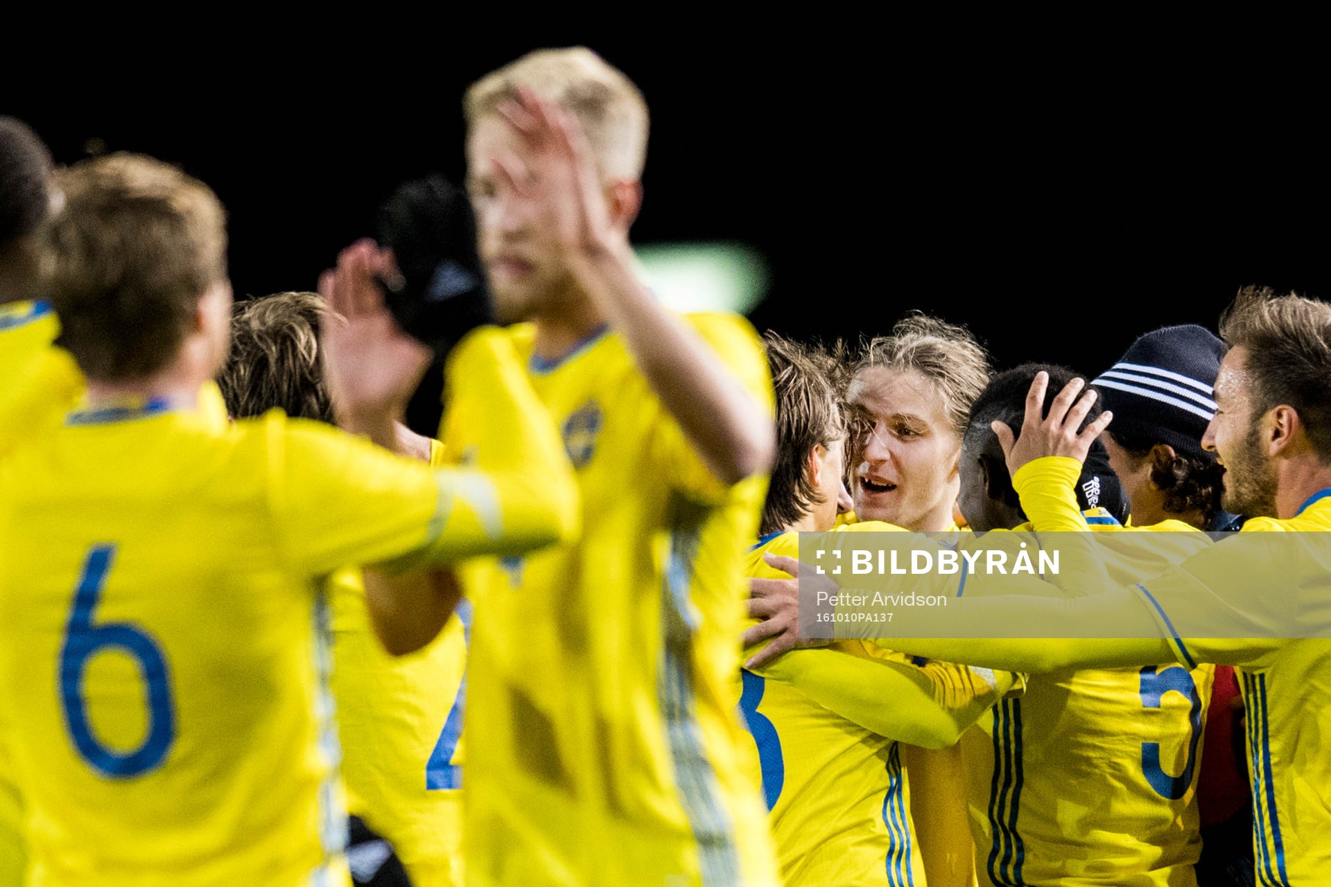 Sveriges Pawel Cibicki (m) jublar under fotbollsmatchen i kvalet till U21-EM mellan Sverige och Kroatien den 10 oktober 2016 i Trelleborg.