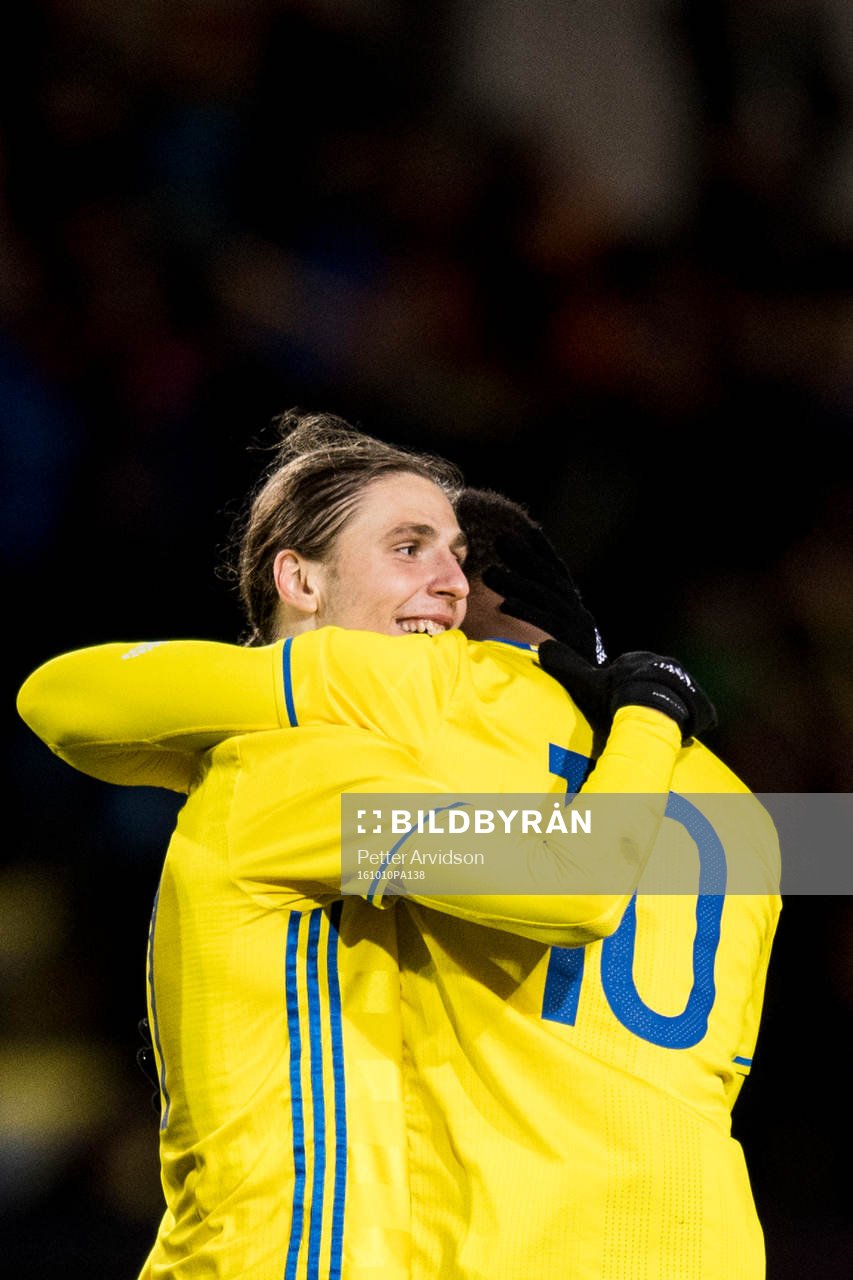 Sveriges Pawel Cibicki jublar ihop med Carlos Strandberg efter 4-1 målet under fotbollsmatchen i kvalet till U21-EM mellan Sverige och Kroatien den 10 oktober 2016 i Trelleborg.