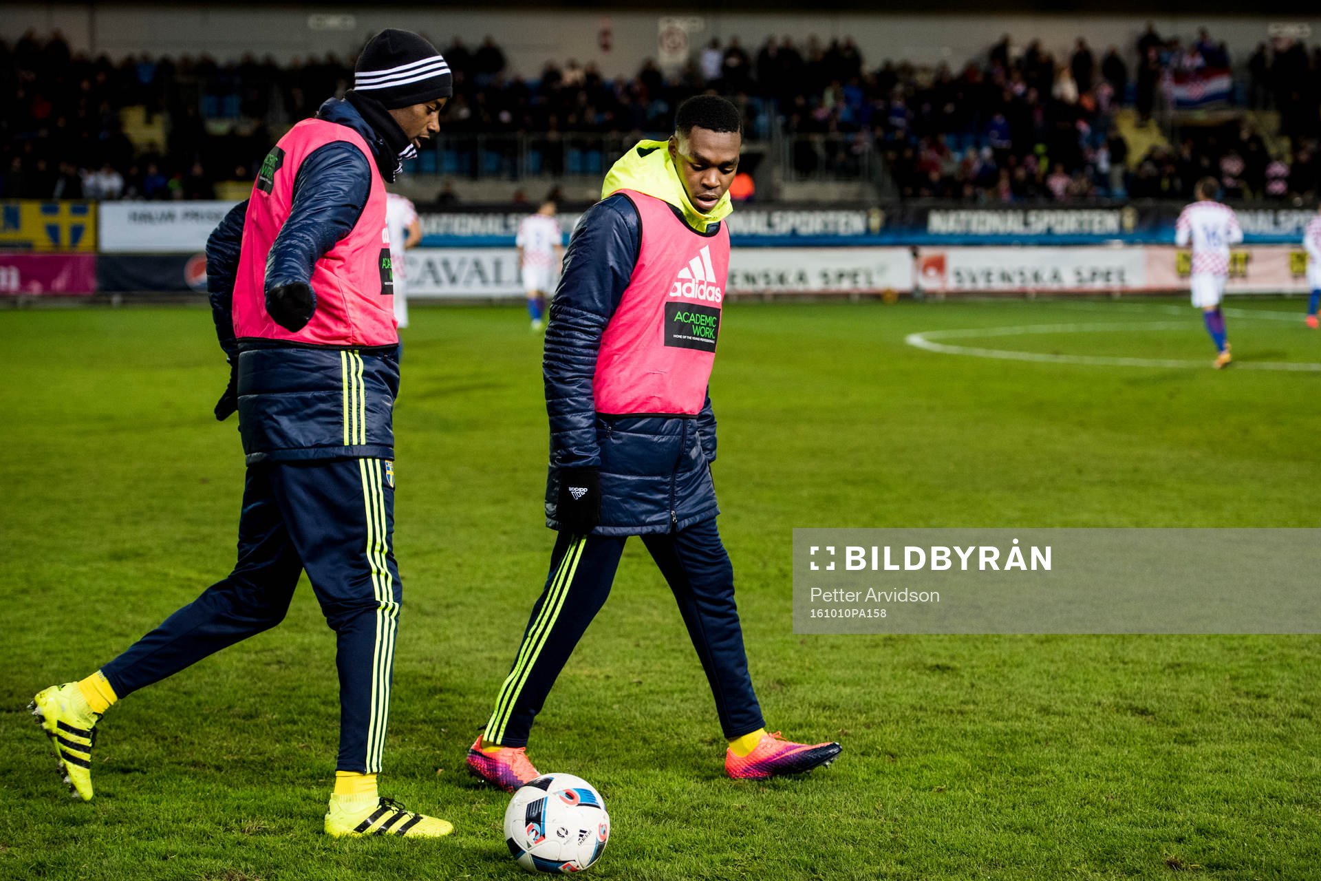 Sveriges Alexander Isak och Joel Asoro värmer upp