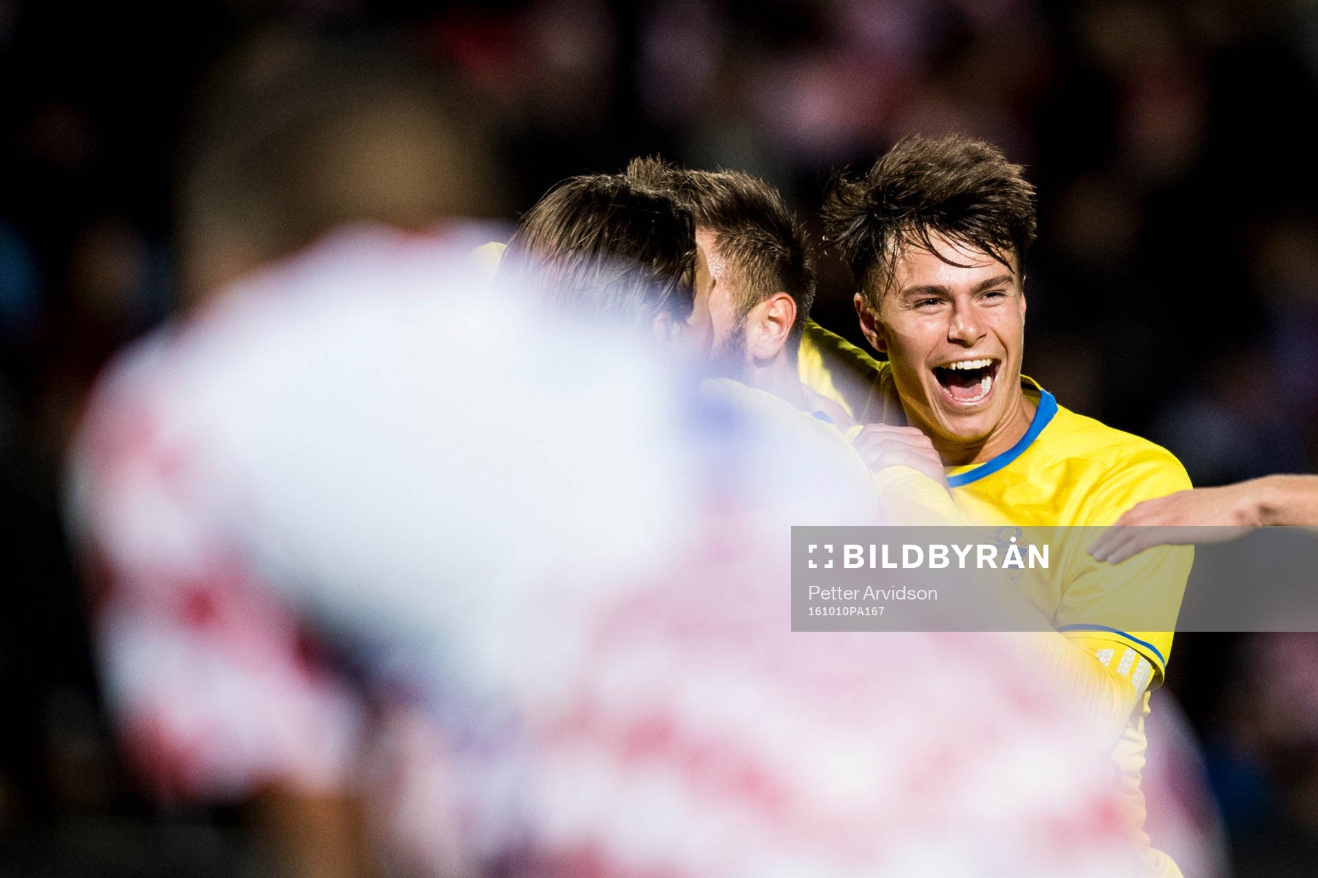 Sveriges Melker Hallberg jublar efter att Carlos Strandberg (ej i bild) gjort 4-1 målet under fotbollsmatchen i kvalet till U21-EM mellan Sverige och Kroatien den 10 oktober 2016 i Trelleborg.
