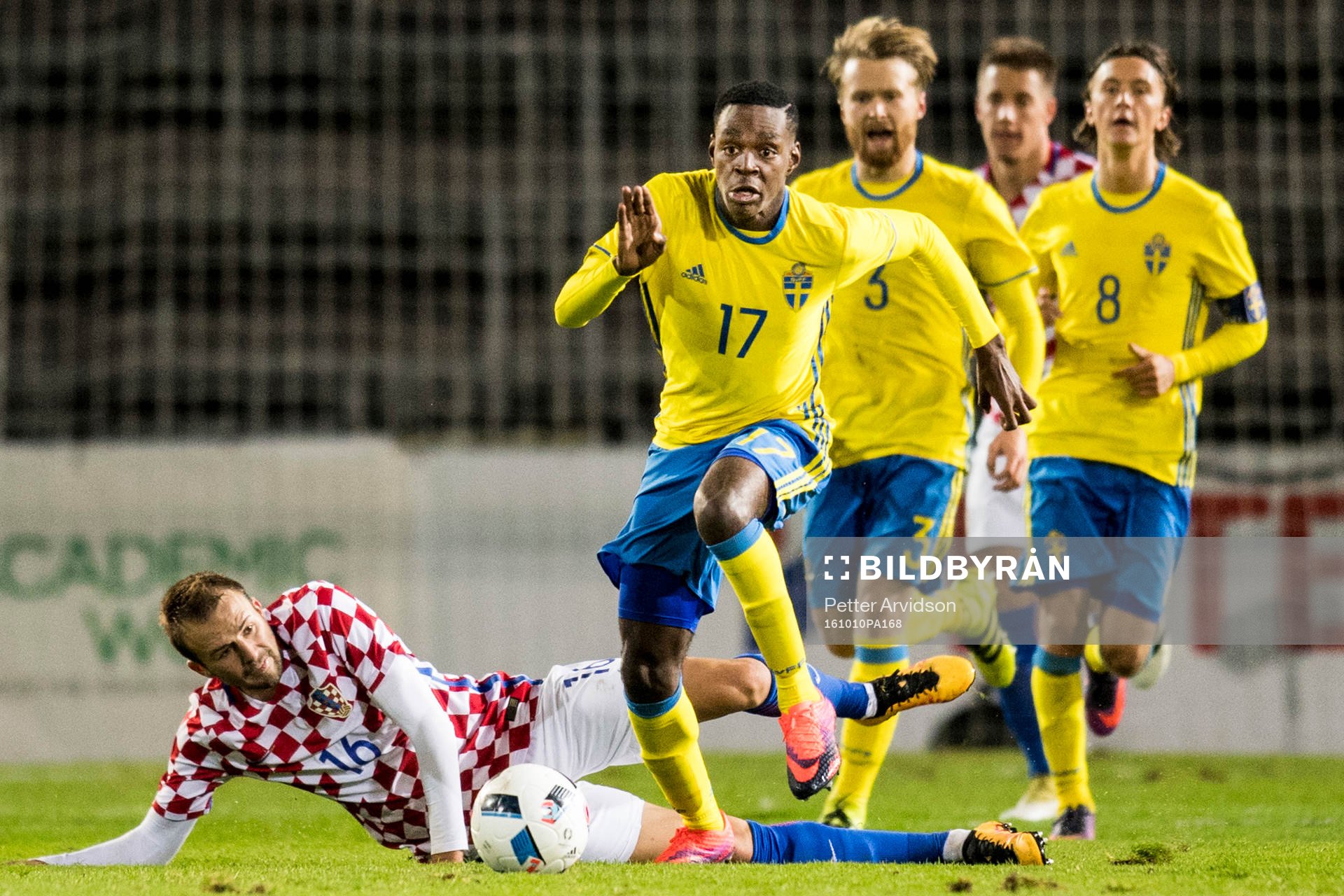 Sveriges Joel Asoro tar sig förbi Kroatiens Josip Misic